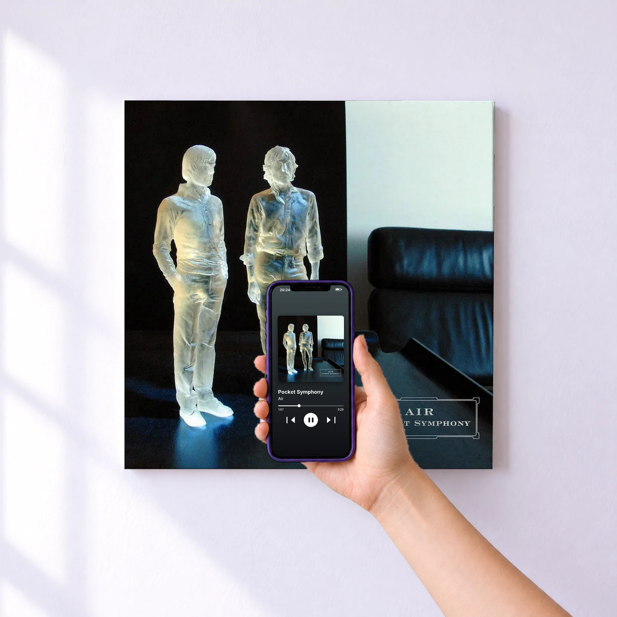 Affiche connectée Pocket Symphony de Air au mur : l'album se lance en approchant le téléphone