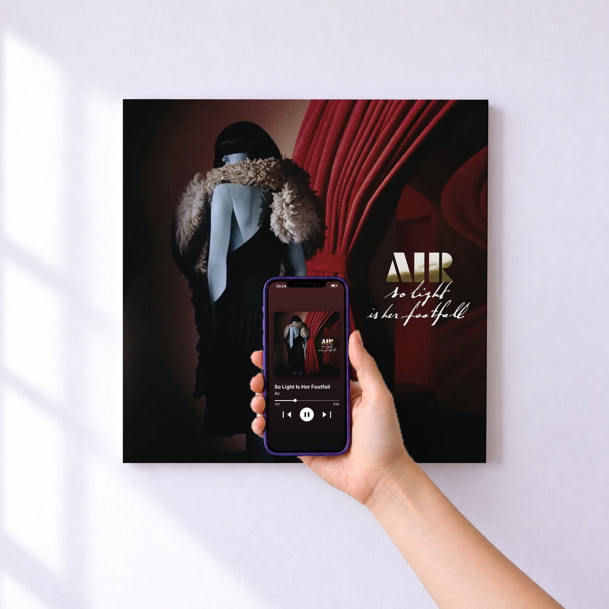 Affiche connectée So Light Is Her Footfall de Air au mur : l'album se lance en approchant le téléphone