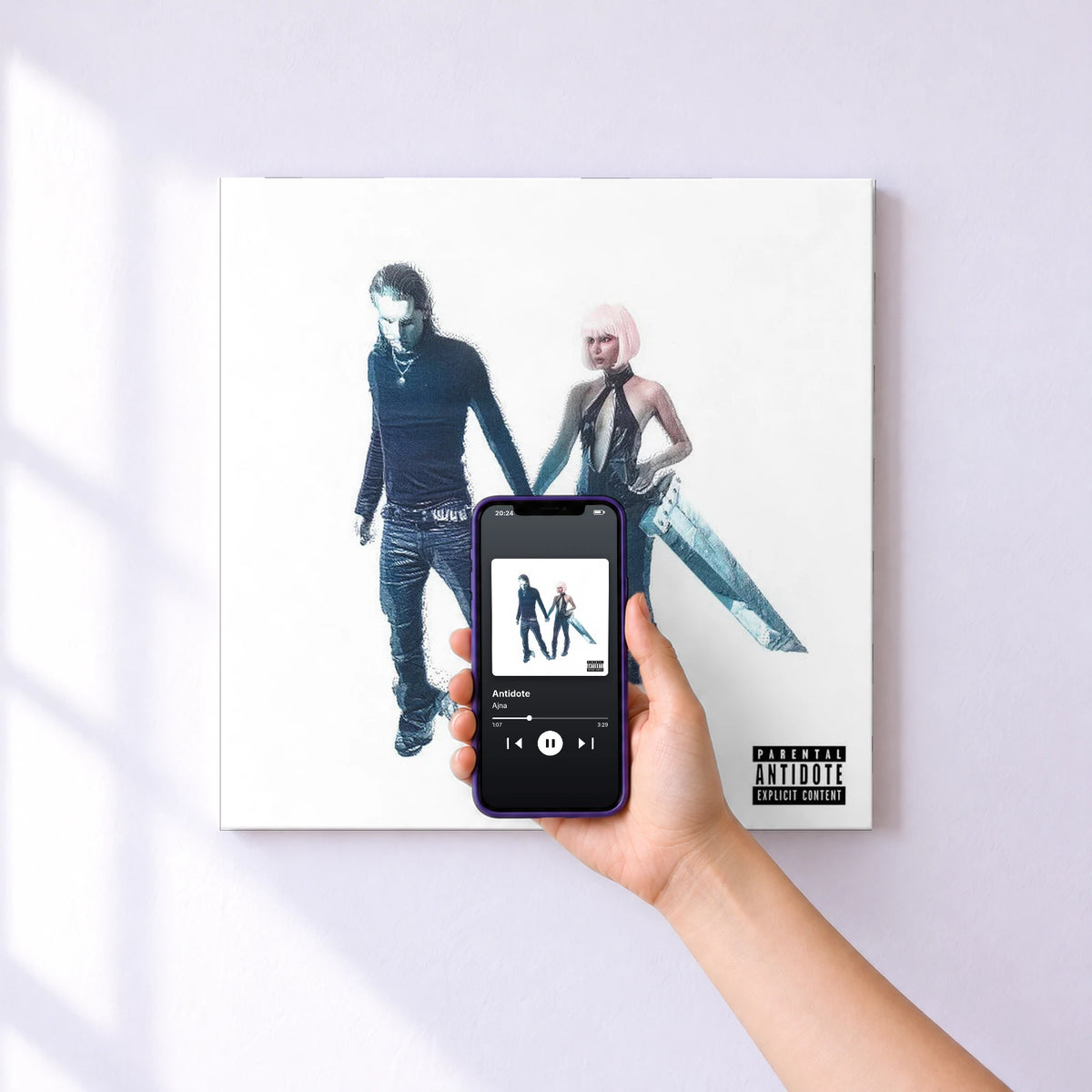 Affiche connectée Antidote de Ajna au mur : l'album se lance en approchant le téléphone