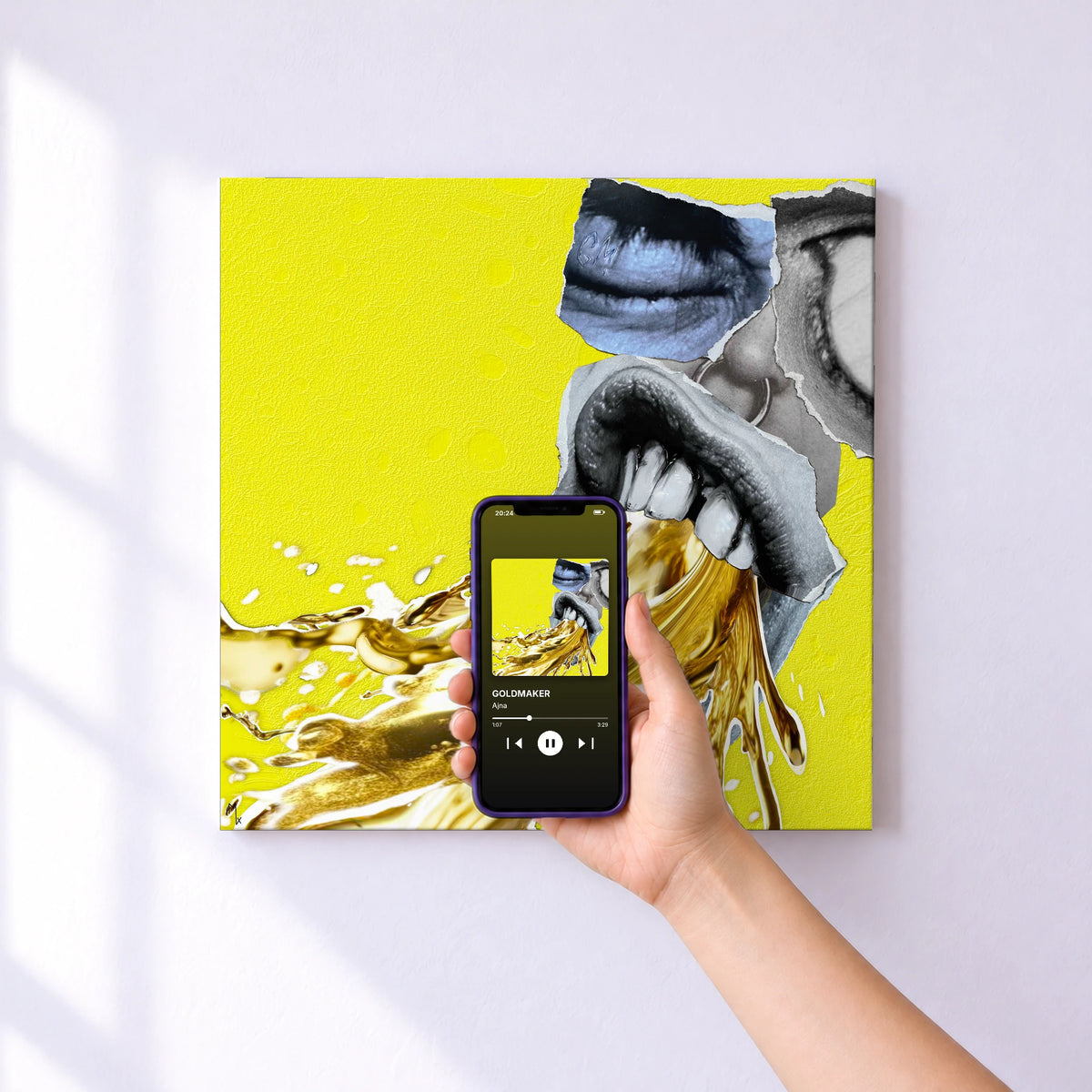 Affiche connectée GOLDMAKER de Ajna au mur : l'album se lance en approchant le téléphone