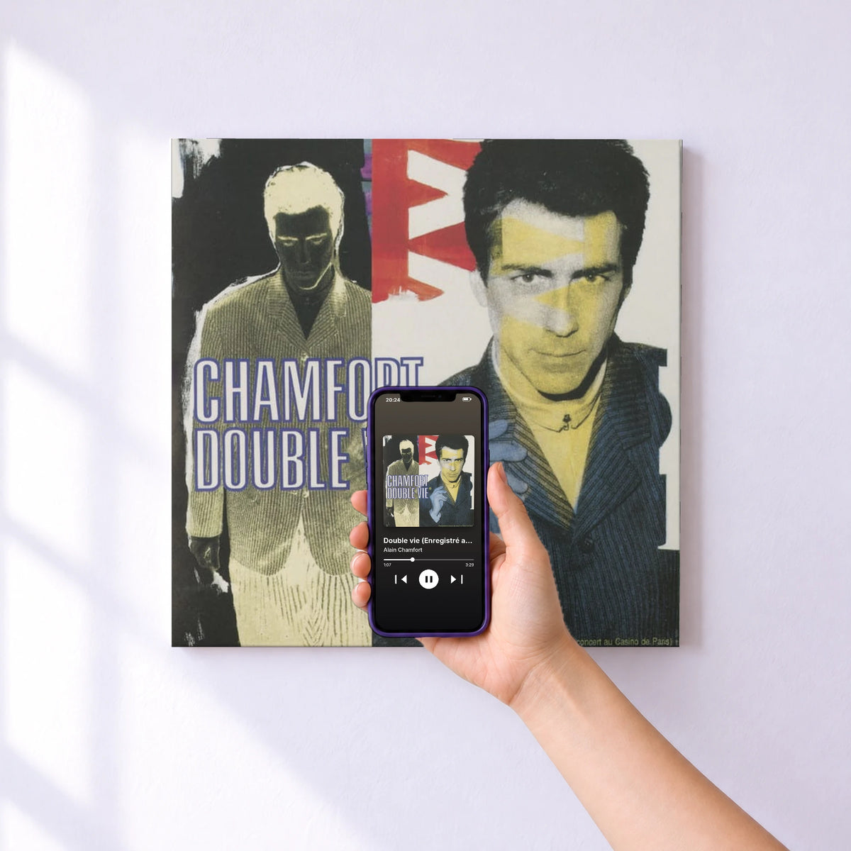 Affiche connectée Double vie (Enregistré au Casino de Paris) de Alain Chamfort au mur : l'album se lance en approchant le téléphone