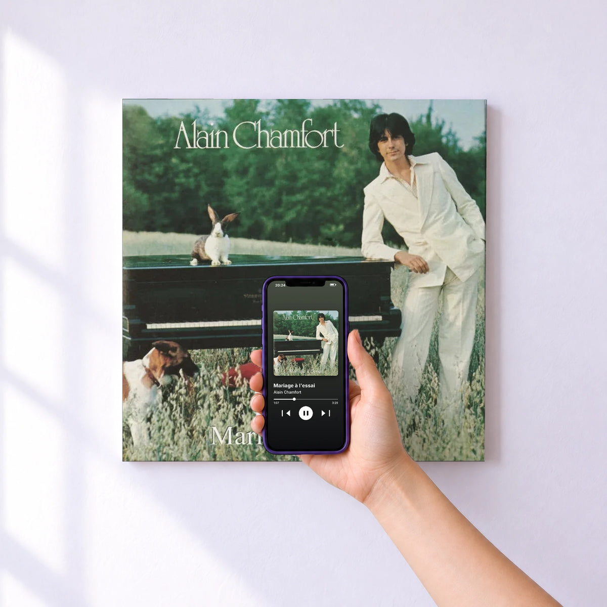 Affiche connectée Mariage à l’essai de Alain Chamfort au mur : l'album se lance en approchant le téléphone