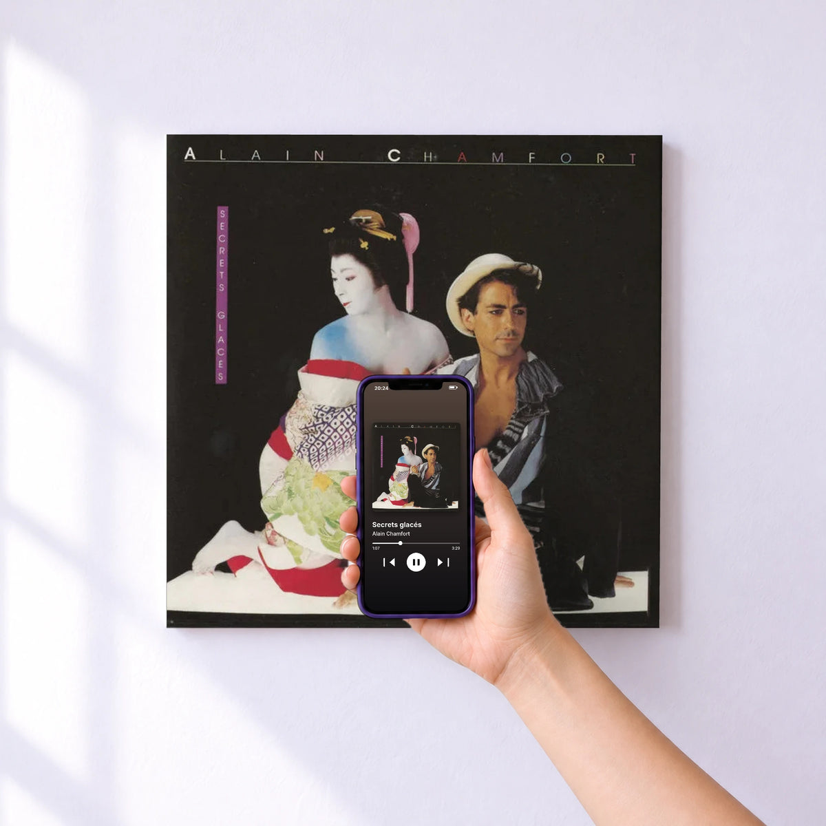 Affiche connectée Secrets glacés de Alain Chamfort au mur : l'album se lance en approchant le téléphone