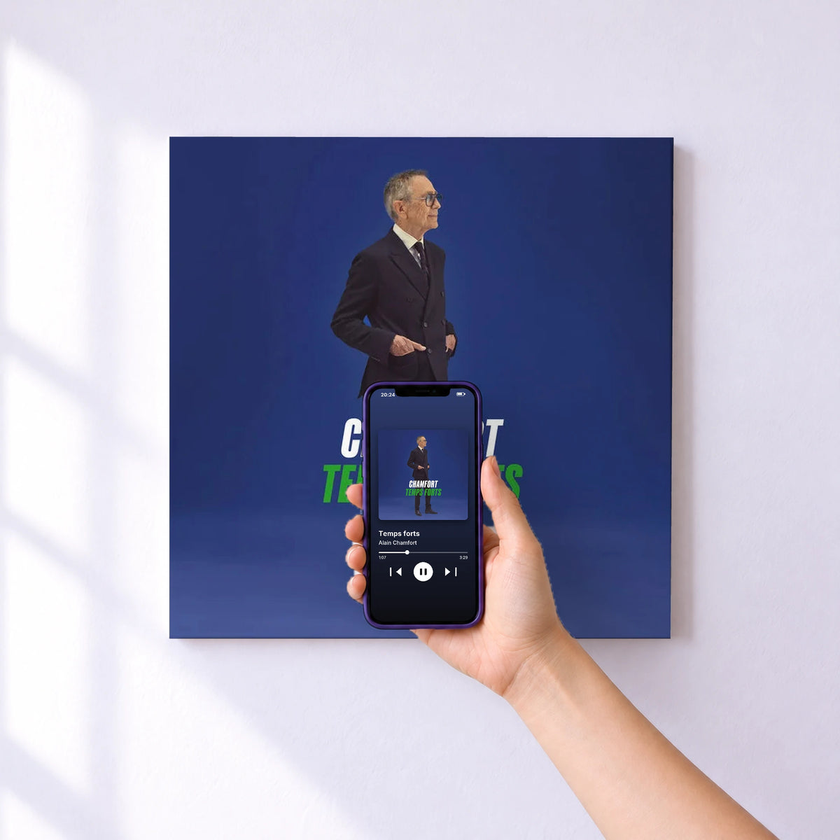 Affiche connectée Temps forts de Alain Chamfort au mur : l'album se lance en approchant le téléphone