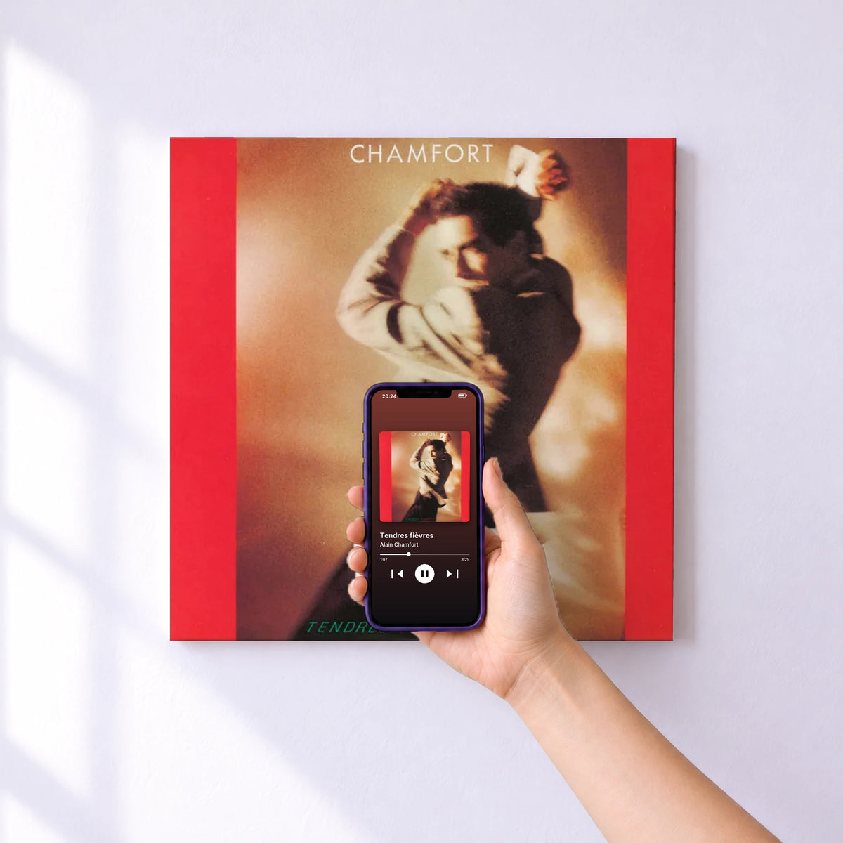 Affiche connectée Tendres fièvres de Alain Chamfort au mur : l'album se lance en approchant le téléphone