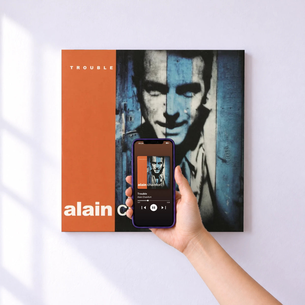Affiche connectée Trouble de Alain Chamfort au mur : l'album se lance en approchant le téléphone