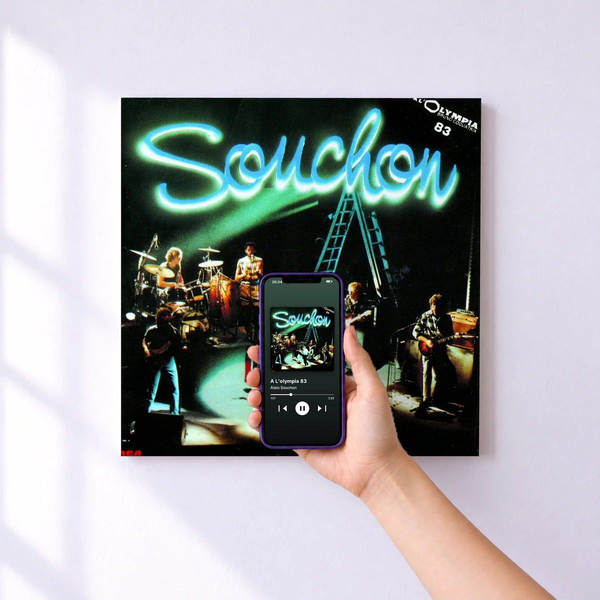 Affiche connectée A L'olympia 83 de Alain Souchon au mur : l'album se lance en approchant le téléphone