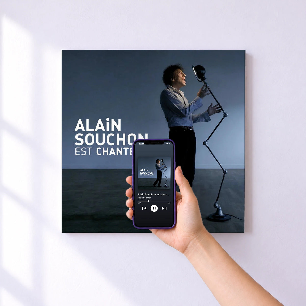 Affiche connectée Alain Souchon est chanteur (Live) de Alain Souchon au mur : l'album se lance en approchant le téléphone