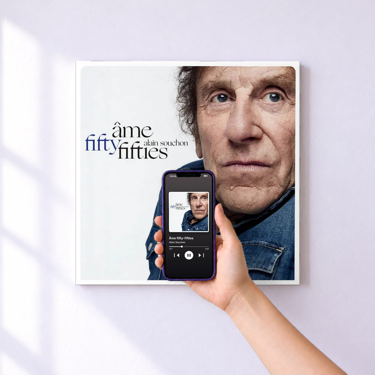 Affiche connectée Âme fifty-fifties de Alain Souchon au mur : l'album se lance en approchant le téléphone