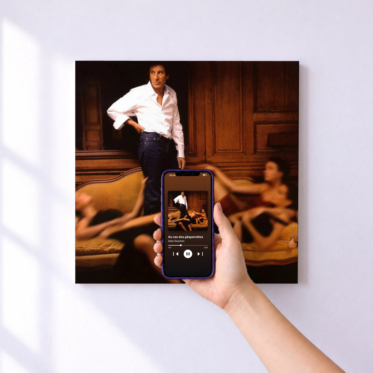 Affiche connectée Au ras des pâquerettes de Alain Souchon au mur : l'album se lance en approchant le téléphone