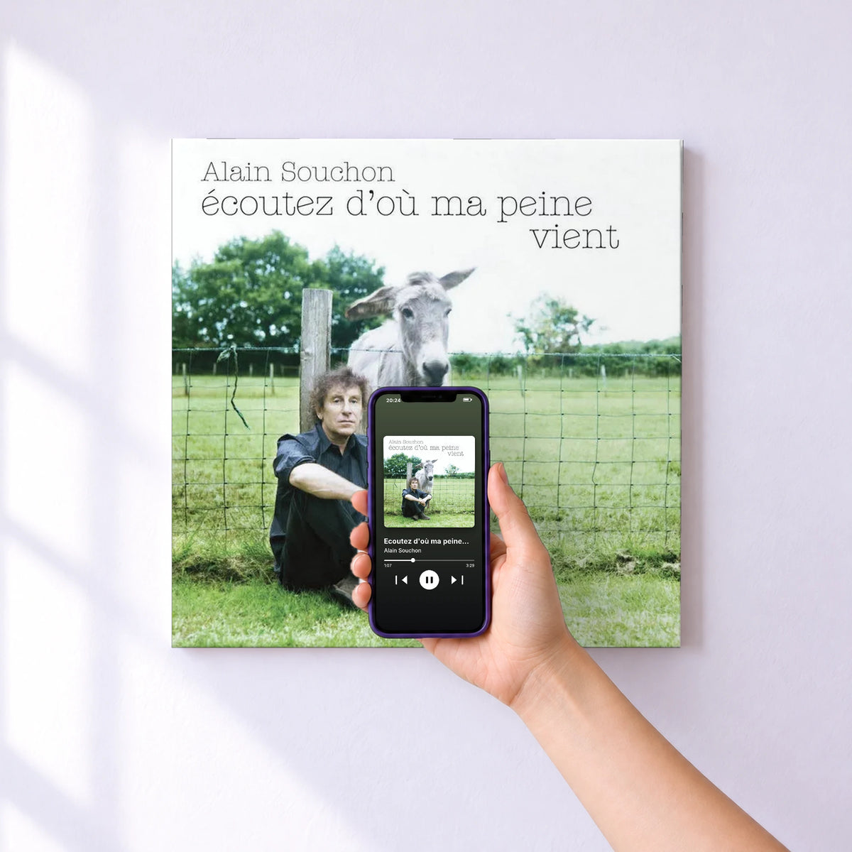 Affiche connectée Ecoutez d'où ma peine vient de Alain Souchon au mur : l'album se lance en approchant le téléphone
