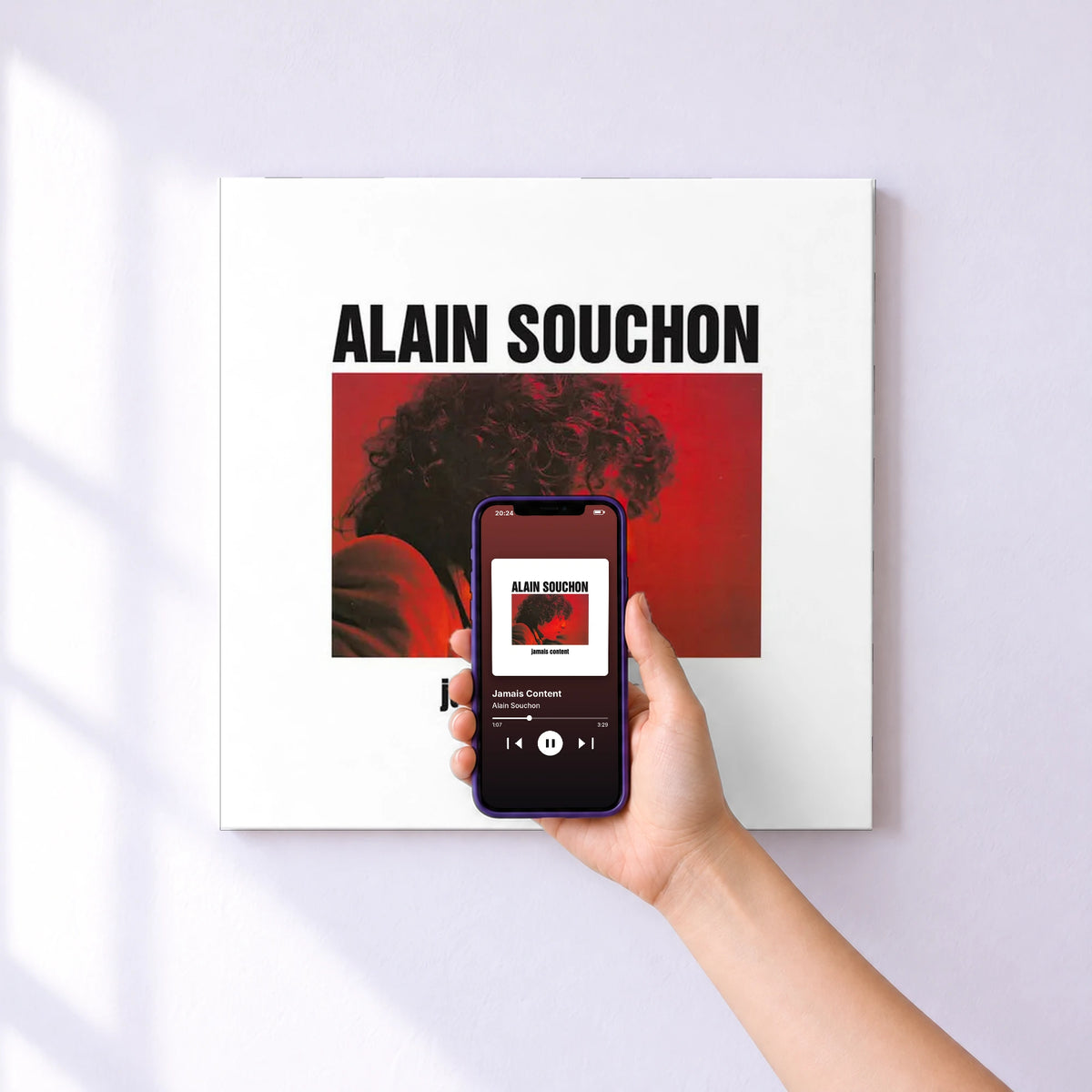 Affiche connectée Jamais Content de Alain Souchon au mur : l'album se lance en approchant le téléphone
