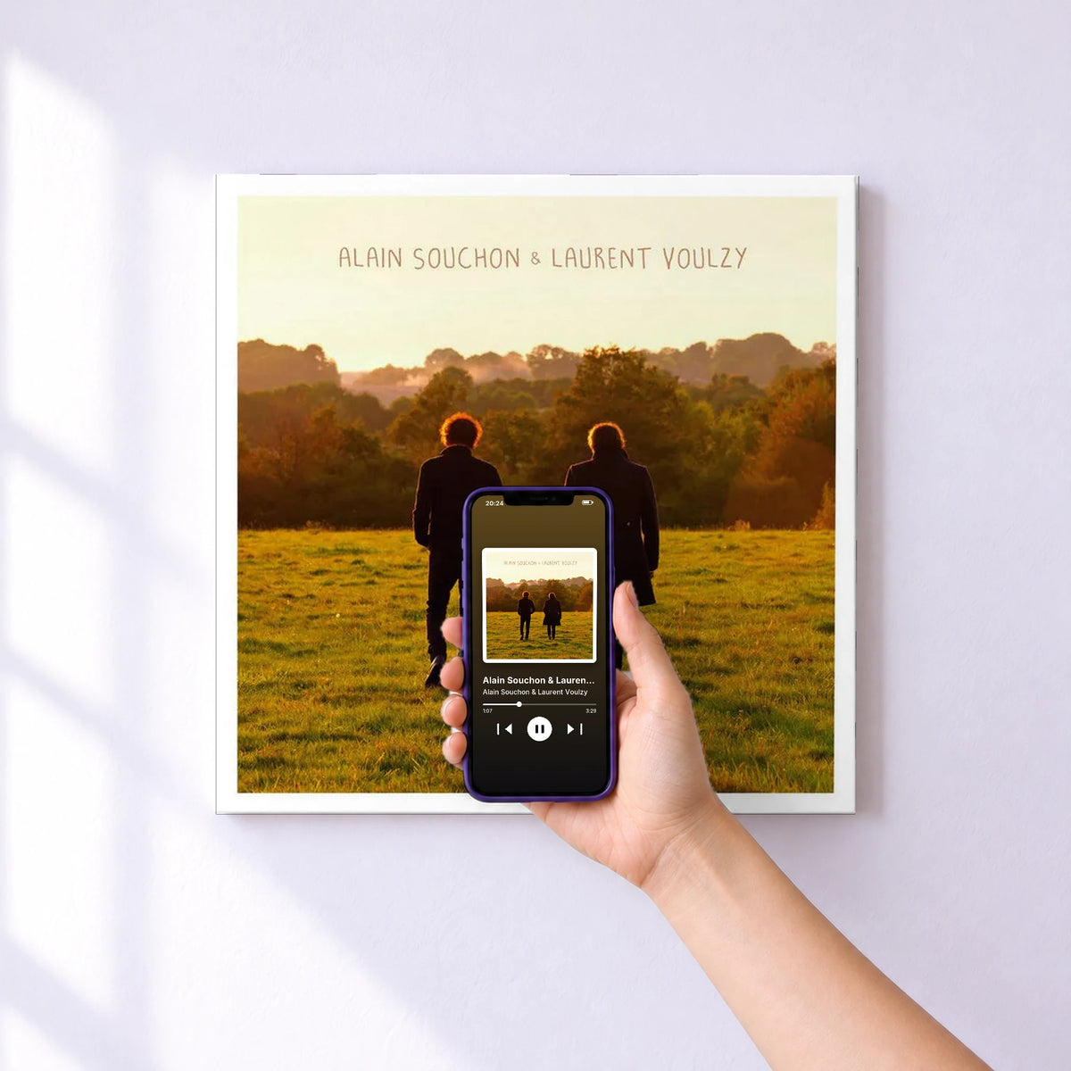 Affiche connectée Alain Souchon & Laurent Voulzy de Alain Souchon & Laurent Voulzy au mur : l'album se lance en approchant le téléphone