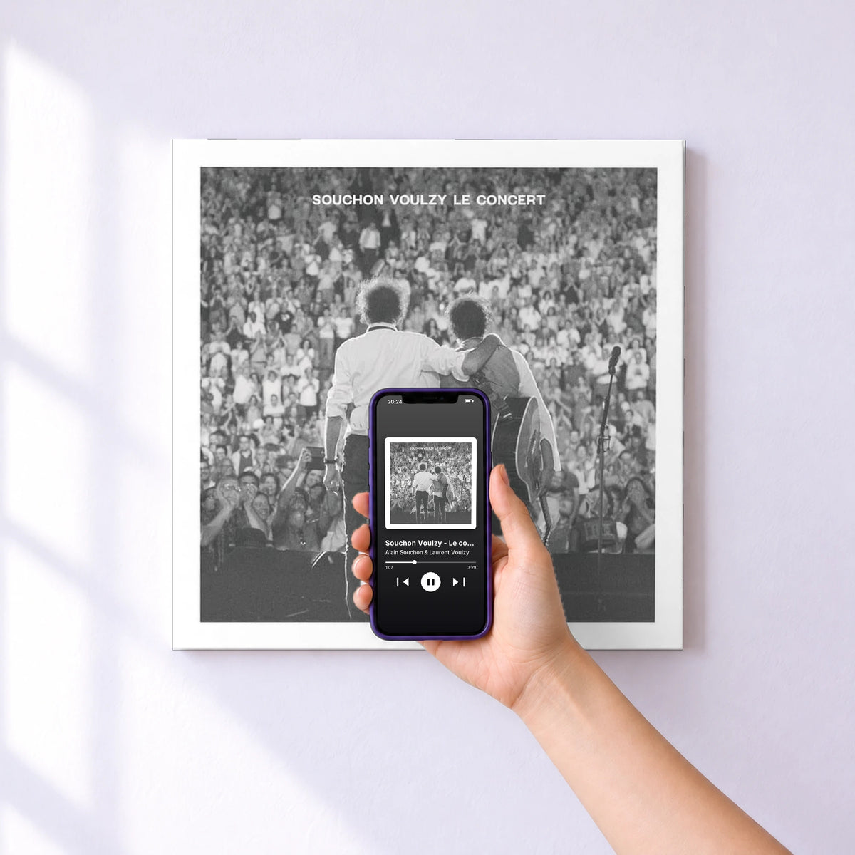 Affiche connectée Souchon Voulzy - Le concert (Live au Zénith de Paris 2015) de Alain Souchon & Laurent Voulzy au mur : l'album se lance en approchant le téléphone