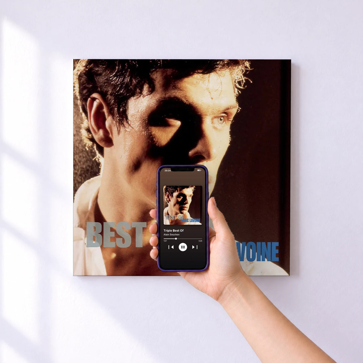 Affiche connectée Triple Best Of de Alain Souchon au mur : l'album se lance en approchant le téléphone