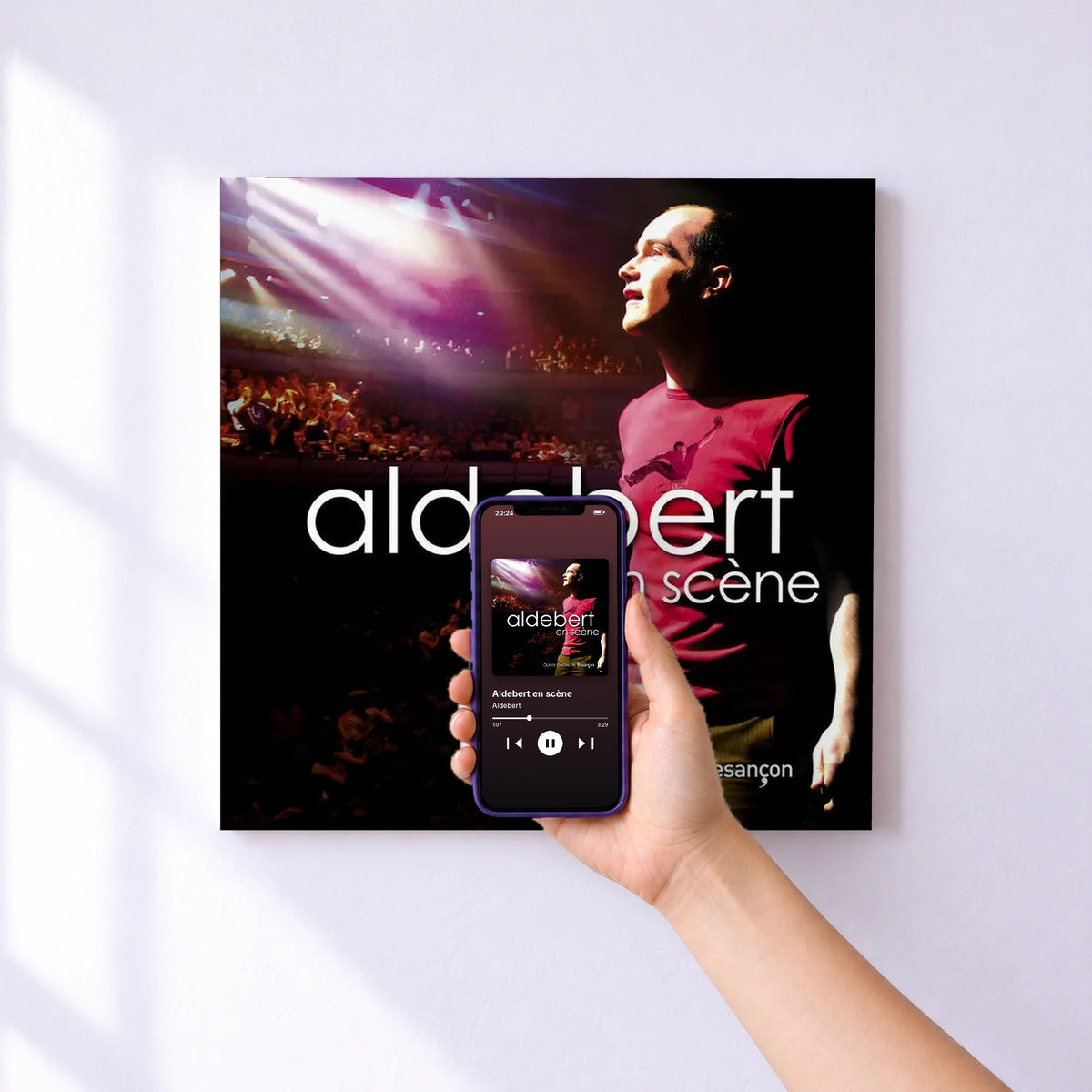 Affiche connectée Aldebert en scène de Aldebert au mur : l'album se lance en approchant le téléphone