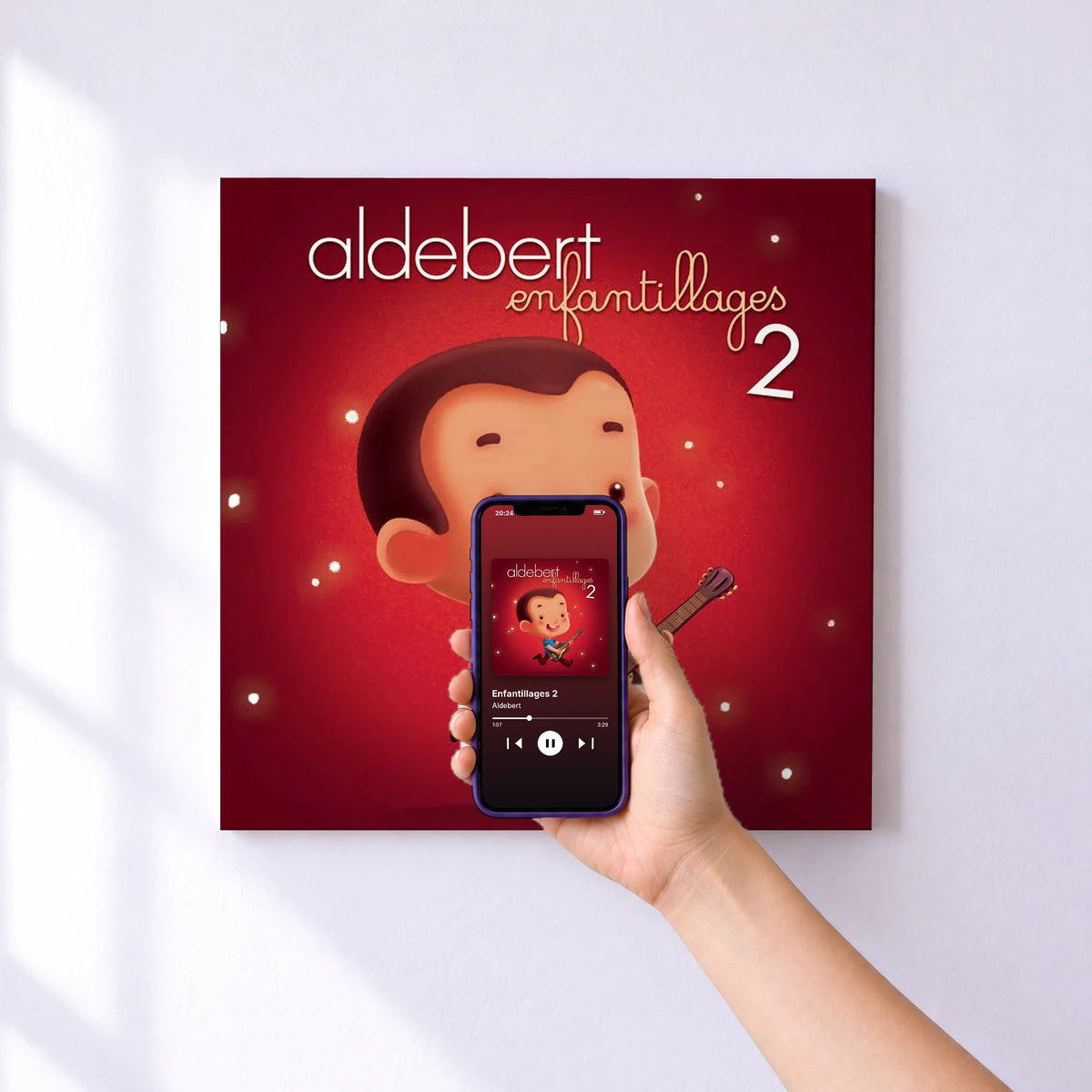 Affiche connectée Enfantillages 2 de Aldebert au mur : l'album se lance en approchant le téléphone