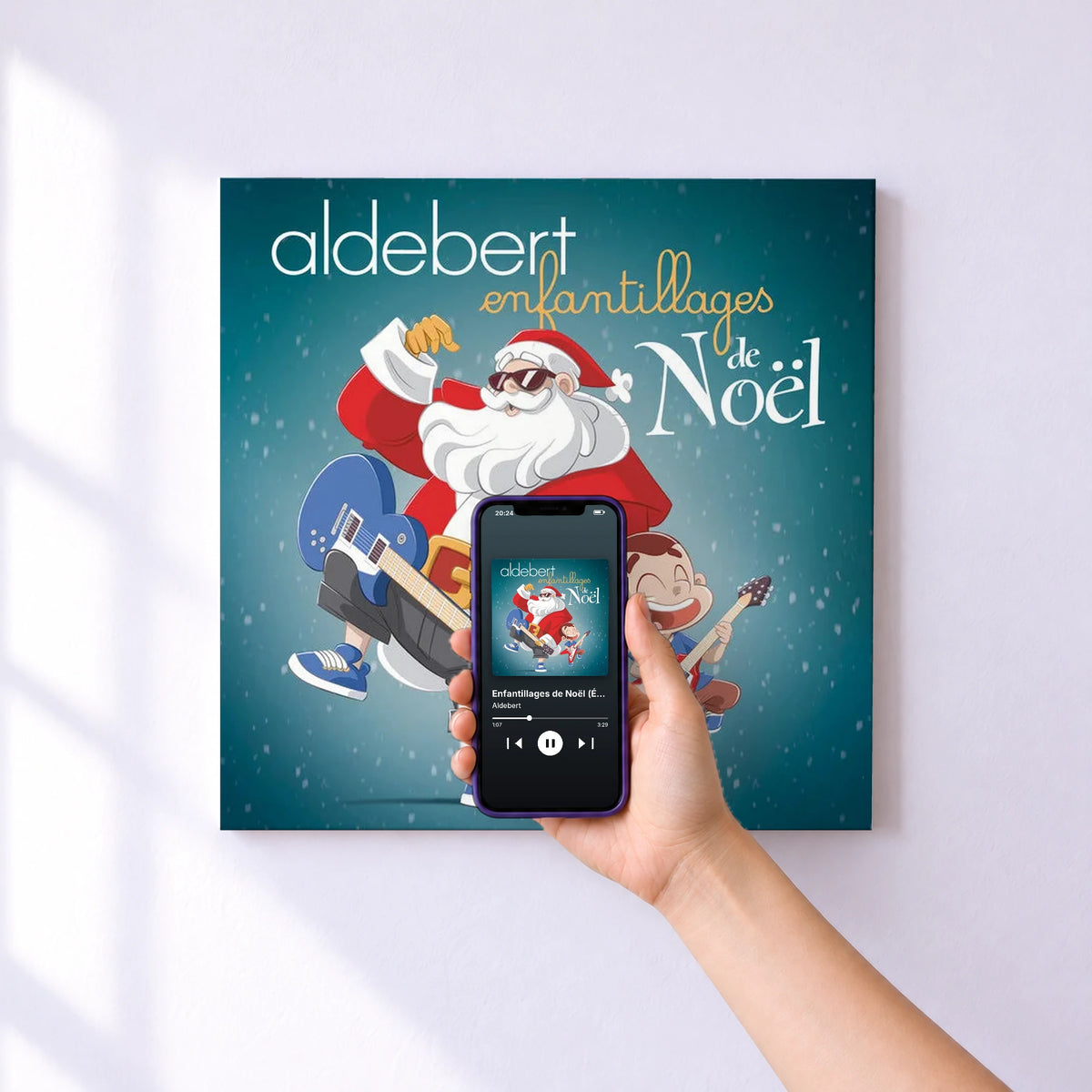 Affiche connectée Enfantillages de Noël (Édition Deluxe 10ème anniversaire) de Aldebert au mur : l'album se lance en approchant le téléphone