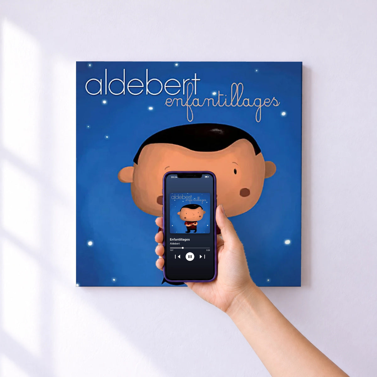Affiche connectée Enfantillages de Aldebert au mur : l'album se lance en approchant le téléphone
