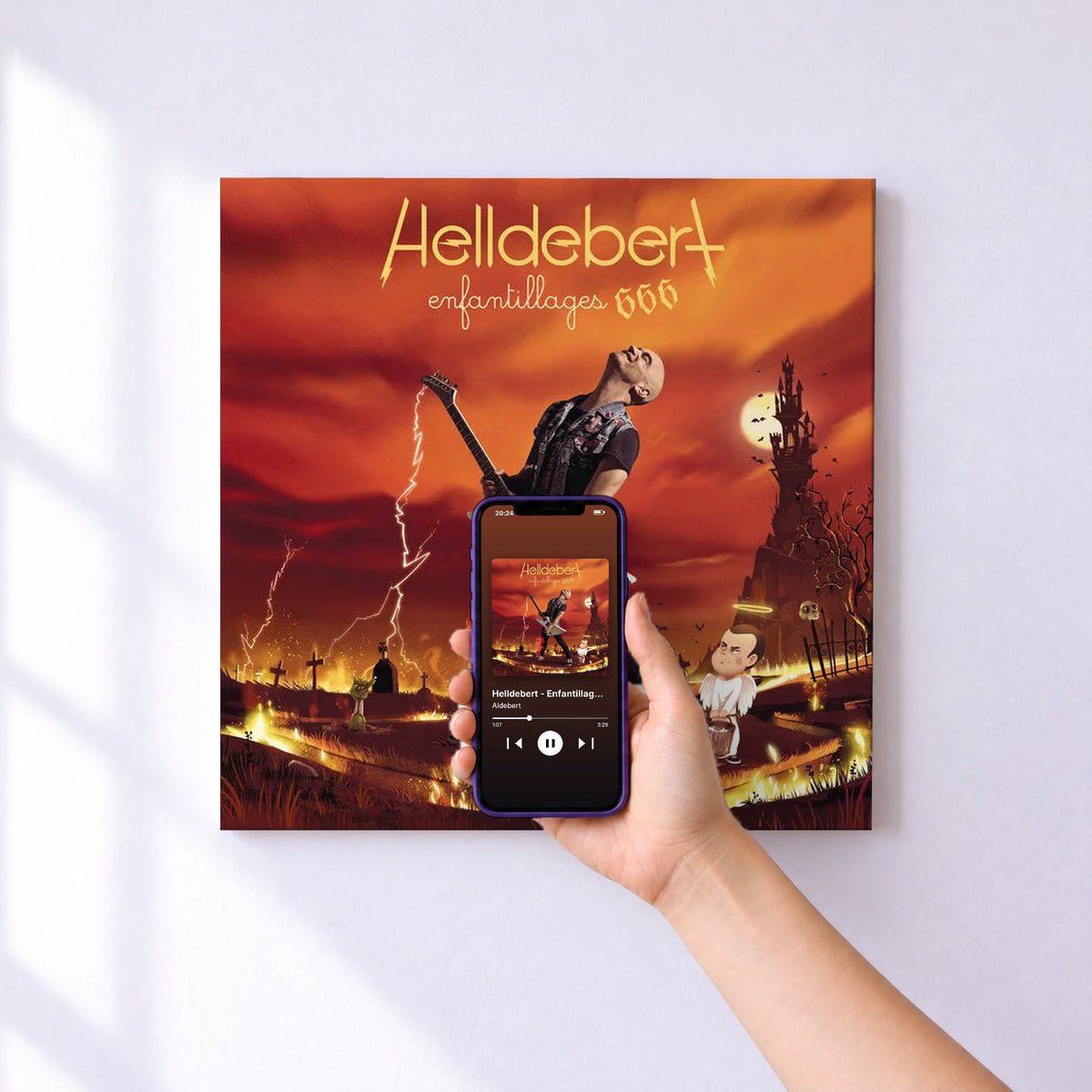 Affiche connectée Helldebert - Enfantillages 666 (Version deluxe) de Aldebert au mur : l'album se lance en approchant le téléphone