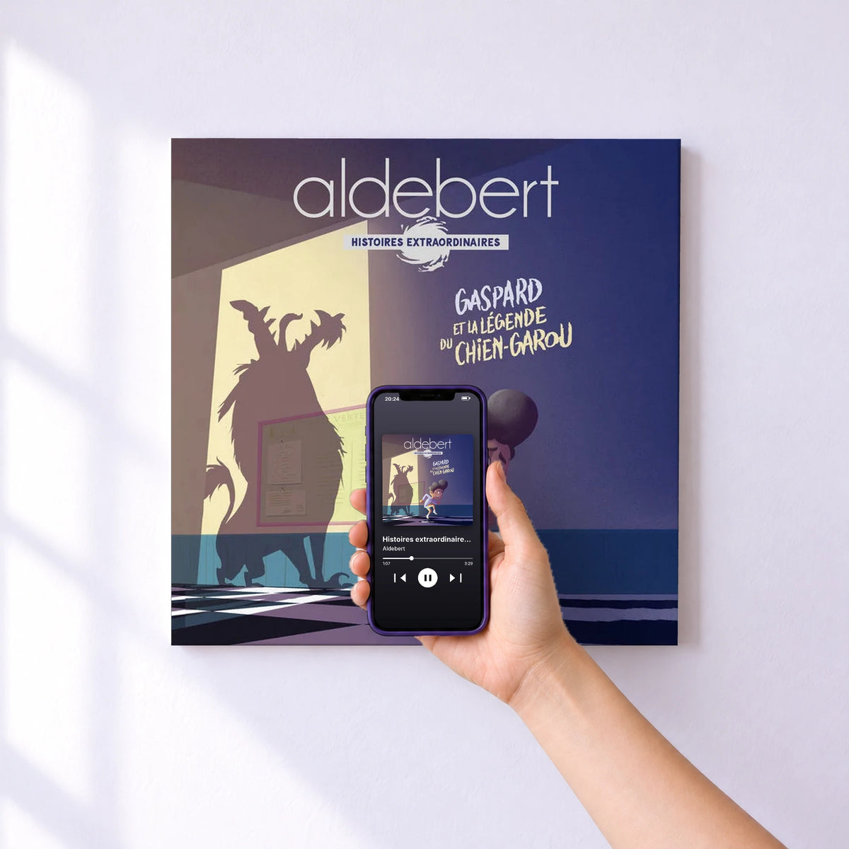 Affiche connectée Histoires extraordinaires : La légende du chien-garou de Aldebert au mur : l'album se lance en approchant le téléphone