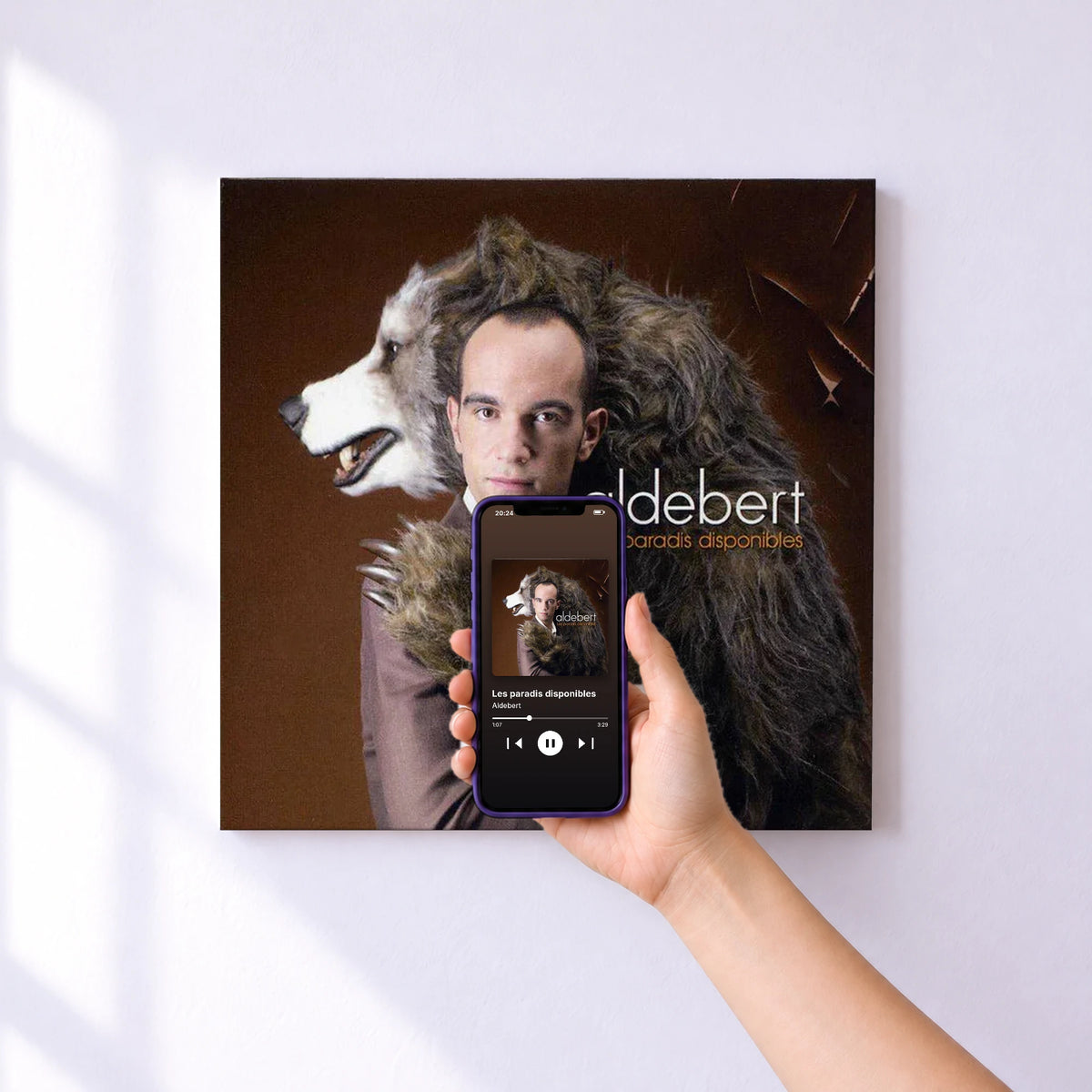 Affiche connectée Les paradis disponibles de Aldebert au mur : l'album se lance en approchant le téléphone