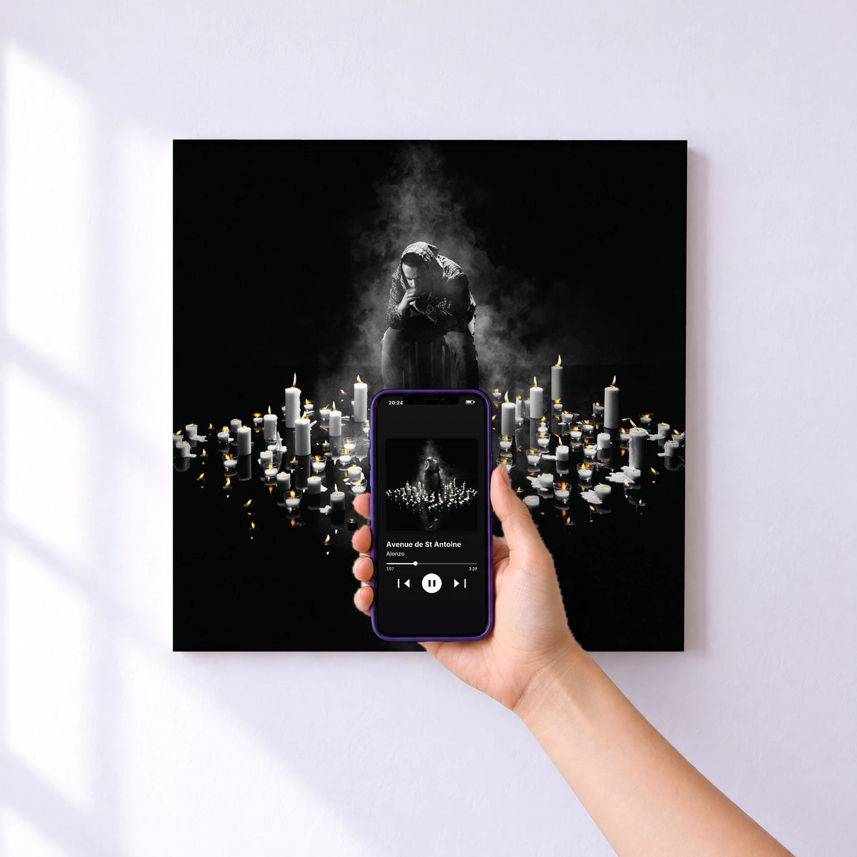 Affiche connectée Avenue de St Antoine de Alonzo au mur : l'album se lance en approchant le téléphone