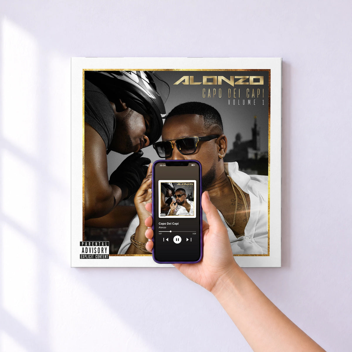 Affiche connectée Capo Dei Capi de Alonzo au mur : l'album se lance en approchant le téléphone