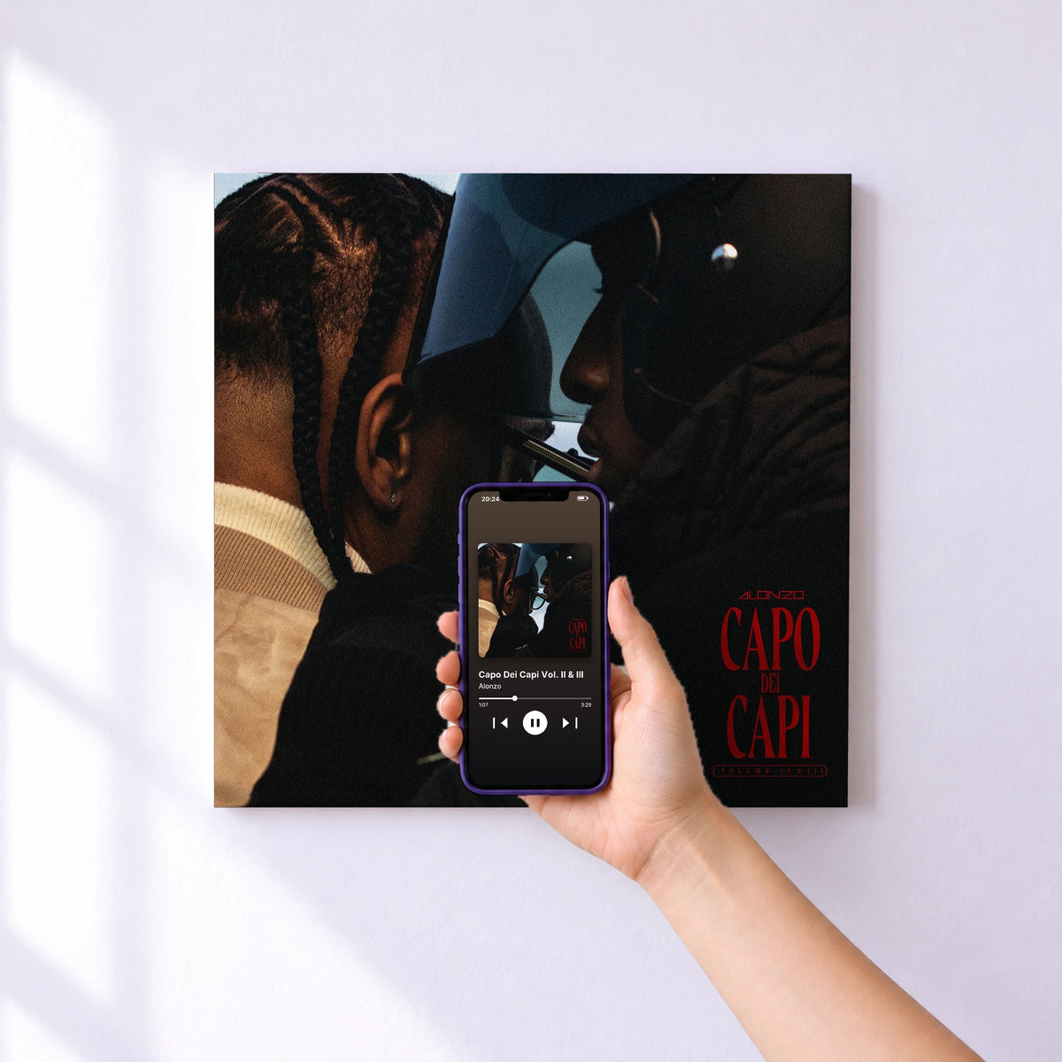 Affiche connectée Capo Dei Capi Vol. II & III de Alonzo au mur : l'album se lance en approchant le téléphone