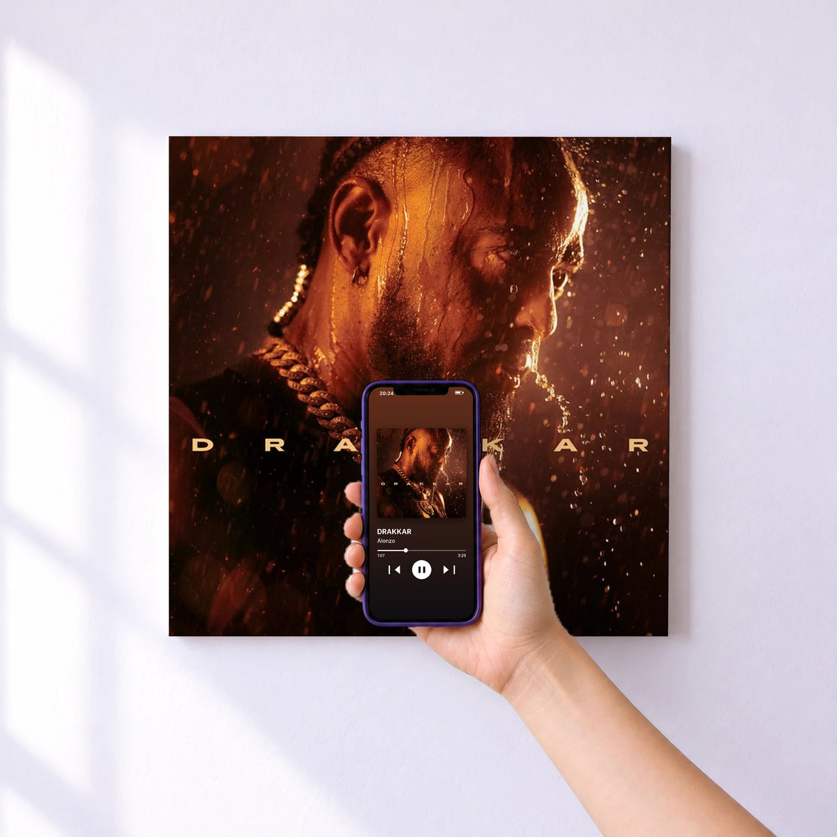 Affiche connectée DRAKKAR de Alonzo au mur : l'album se lance en approchant le téléphone