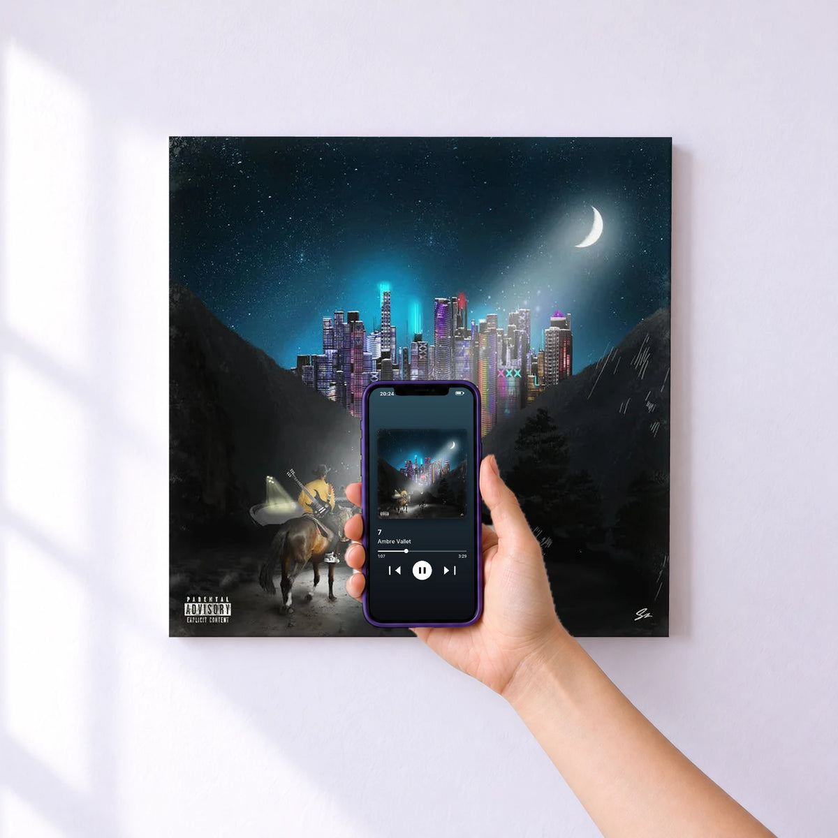 Affiche connectée 7 de Ambre Vallet au mur : l'album se lance en approchant le téléphone