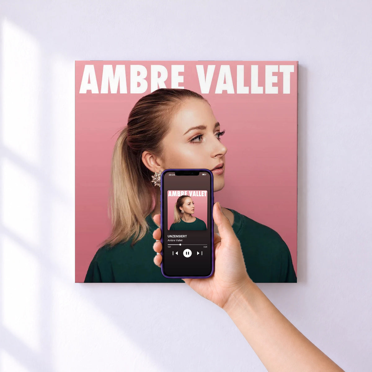 Affiche connectée UNZENSIERT de Ambre Vallet au mur : l'album se lance en approchant le téléphone
