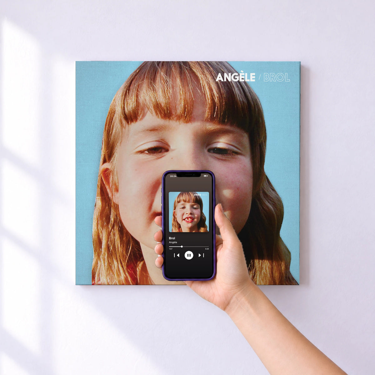 Affiche connectée Brol de Angèle au mur : l'album se lance en approchant le téléphone