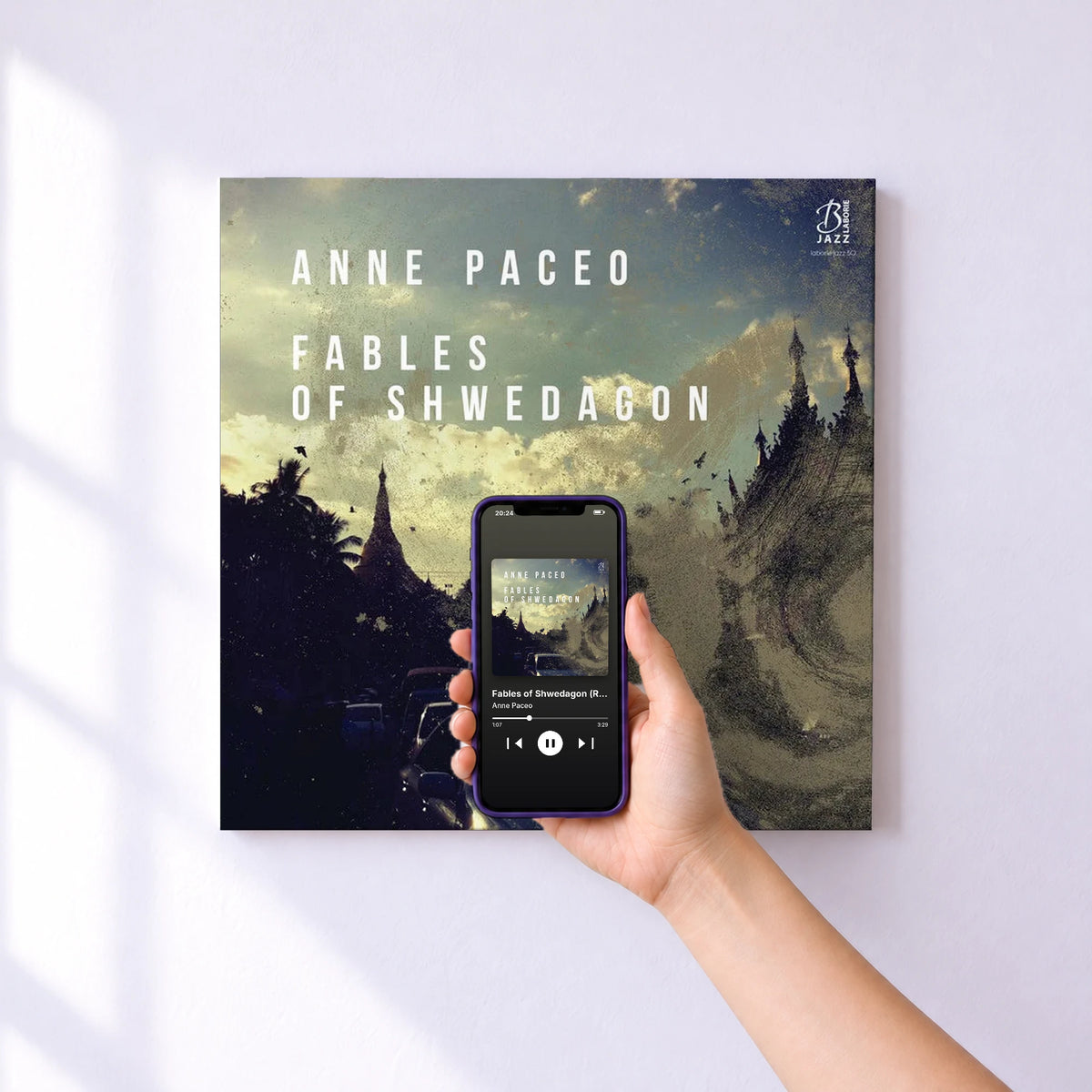 Affiche connectée Fables of Shwedagon (Recorded Live on May 27th, 2017 at Festival Jazz Sous Les Pommiers, Coutances) de Anne Paceo au mur : l'album se lance en approchant le téléphone