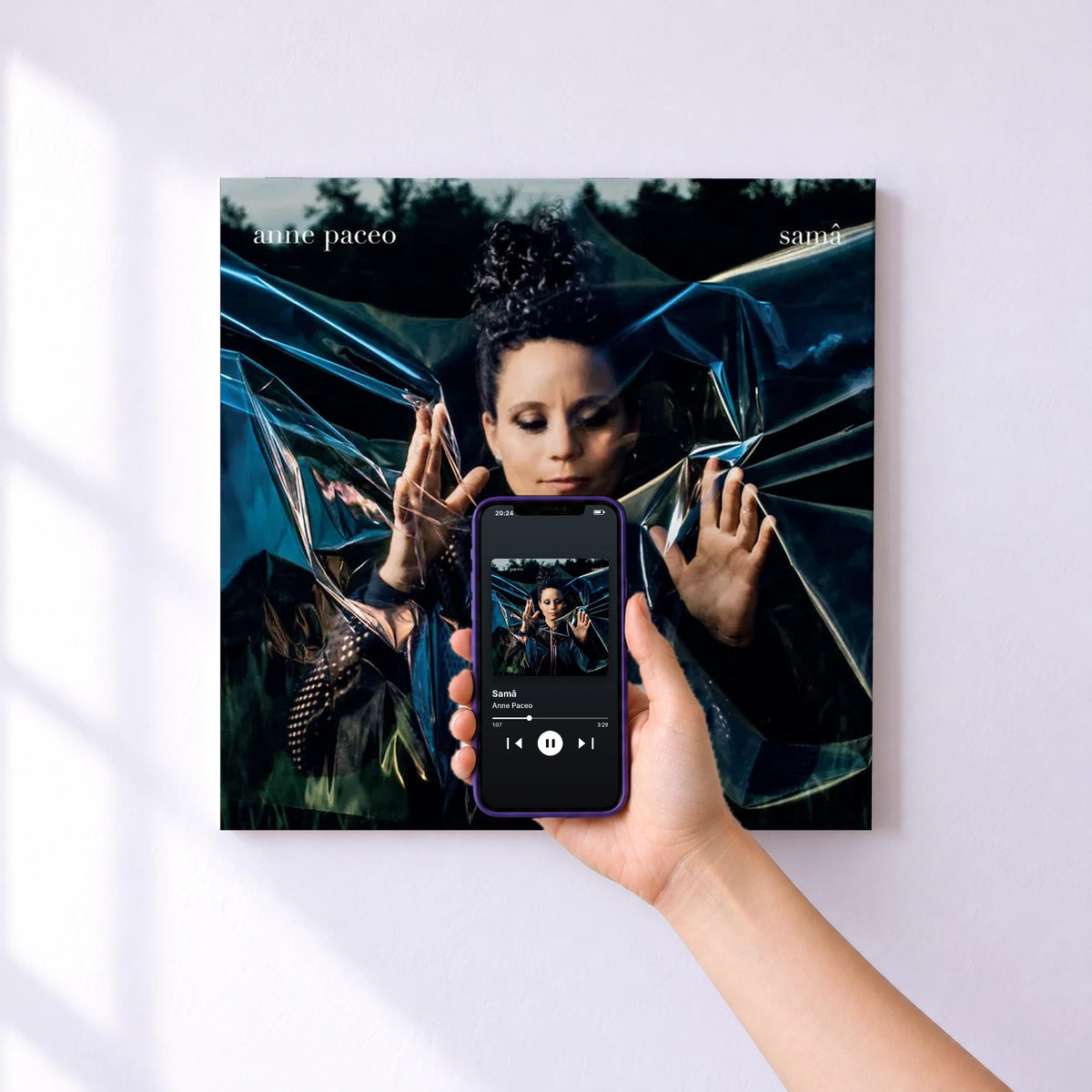 Affiche connectée Samâ de Anne Paceo au mur : l'album se lance en approchant le téléphone