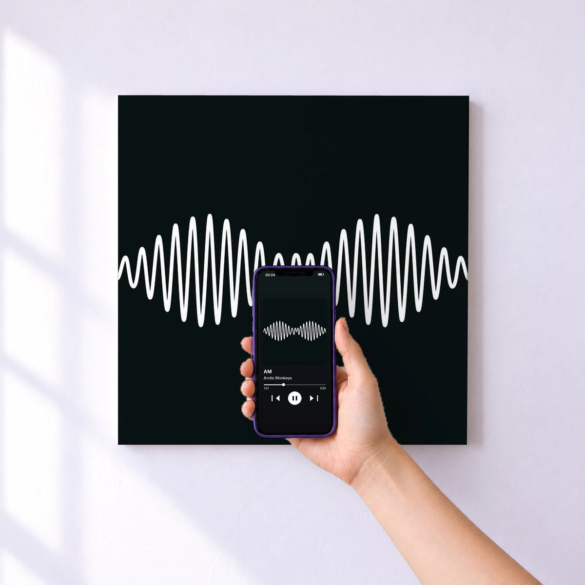 Affiche connectée AM de Arctic Monkeys au mur : l'album se lance en approchant le téléphone