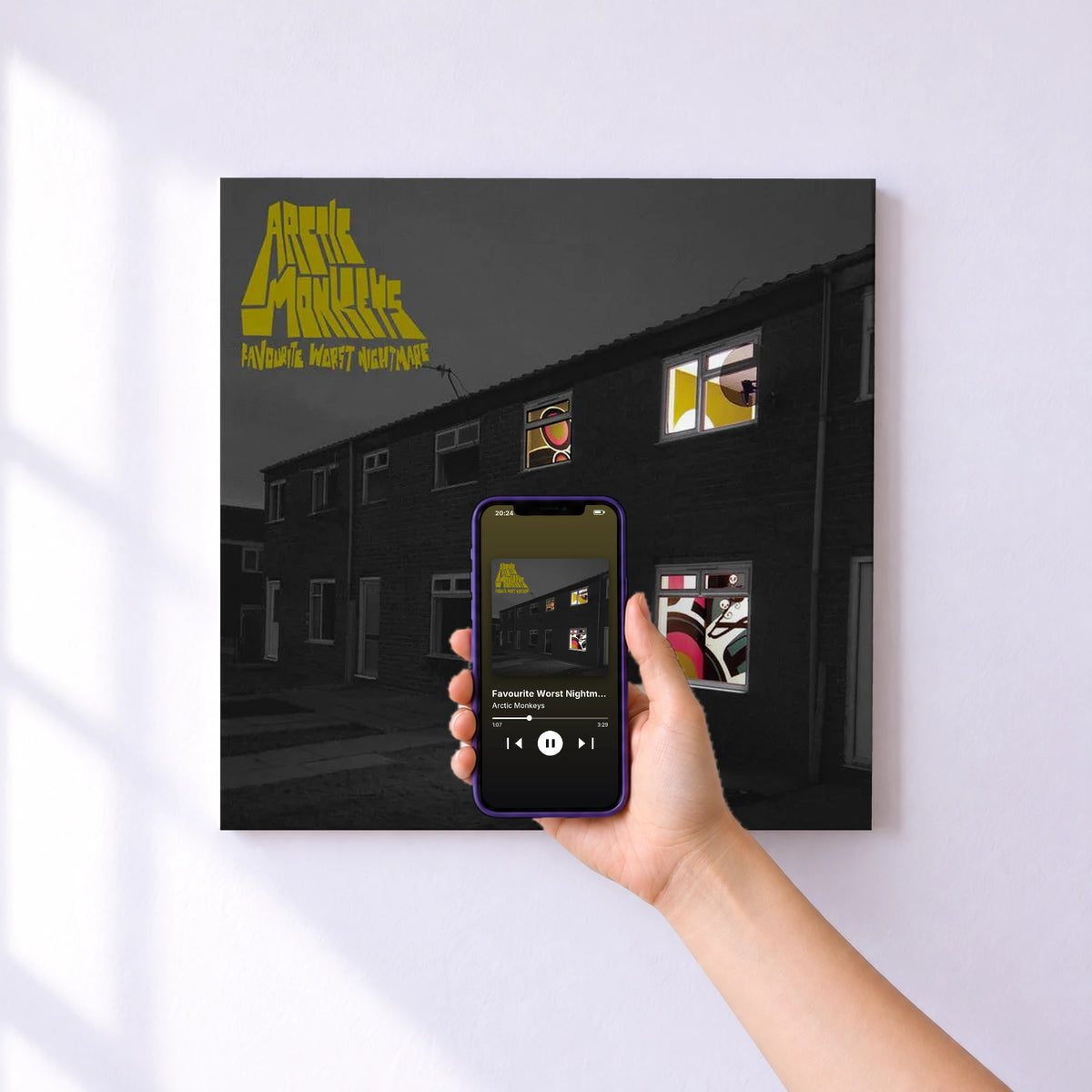Affiche connectée Favourite Worst Nightmare de Arctic Monkeys au mur : l'album se lance en approchant le téléphone