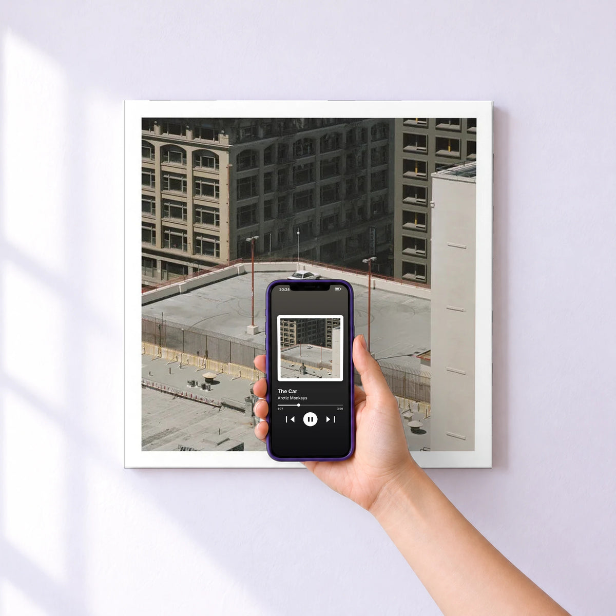 Affiche connectée The Car de Arctic Monkeys au mur : l'album se lance en approchant le téléphone