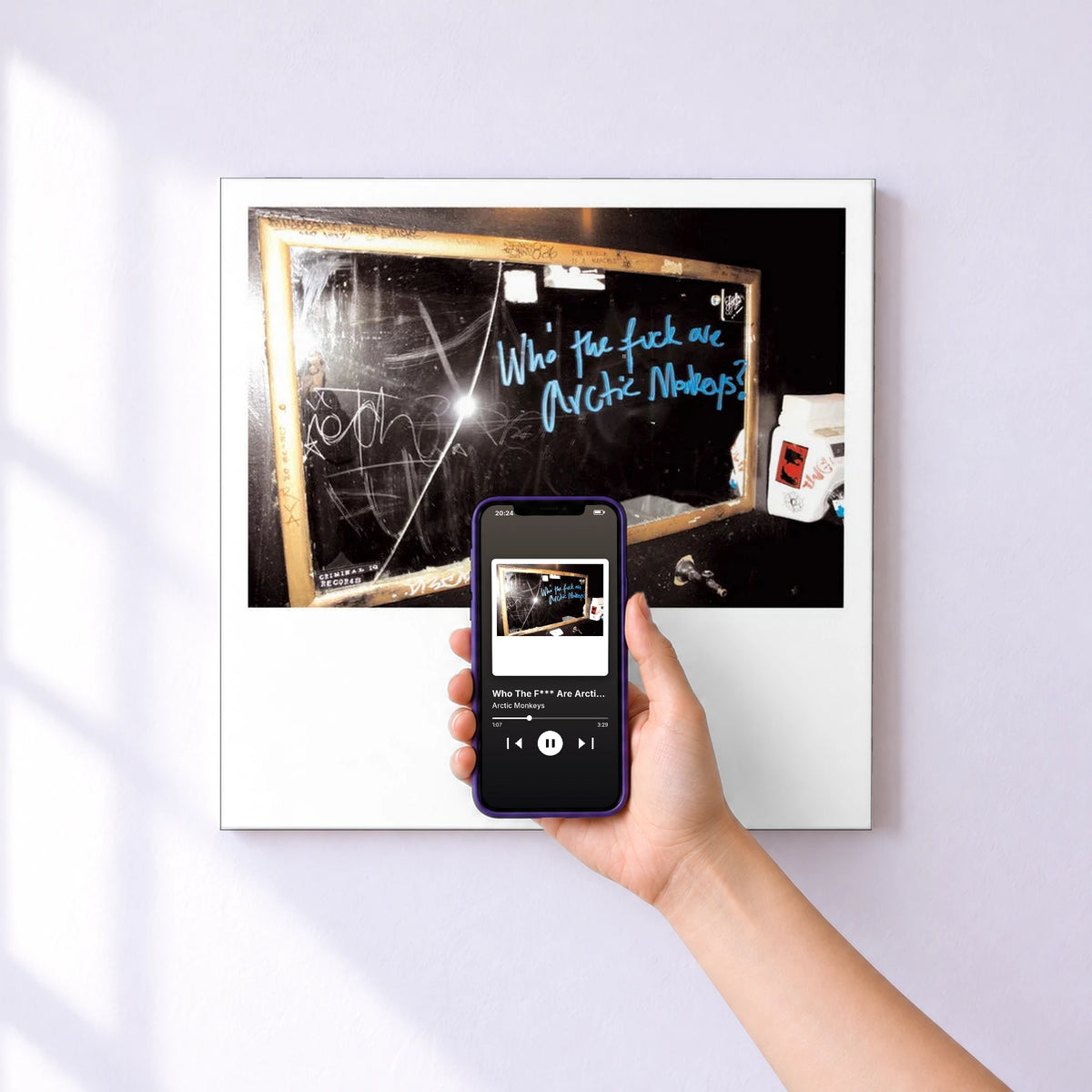 Affiche connectée Who The F*** Are Arctic Monkeys? de Arctic Monkeys au mur : l'album se lance en approchant le téléphone