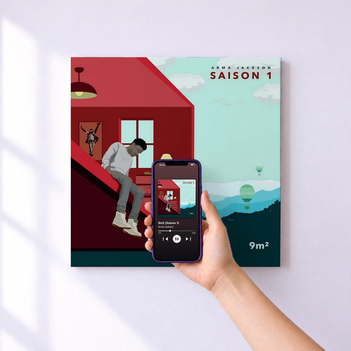 Affiche connectée 9m2 (Saison 1) de Arma Jackson au mur : l'album se lance en approchant le téléphone