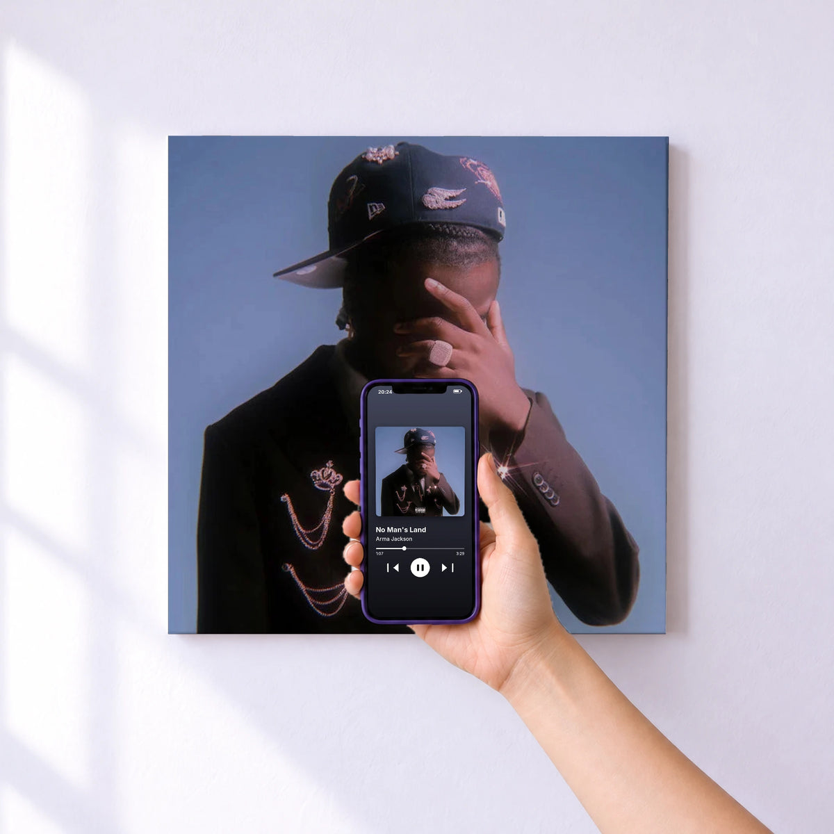 Affiche connectée No Man's Land de Arma Jackson au mur : l'album se lance en approchant le téléphone