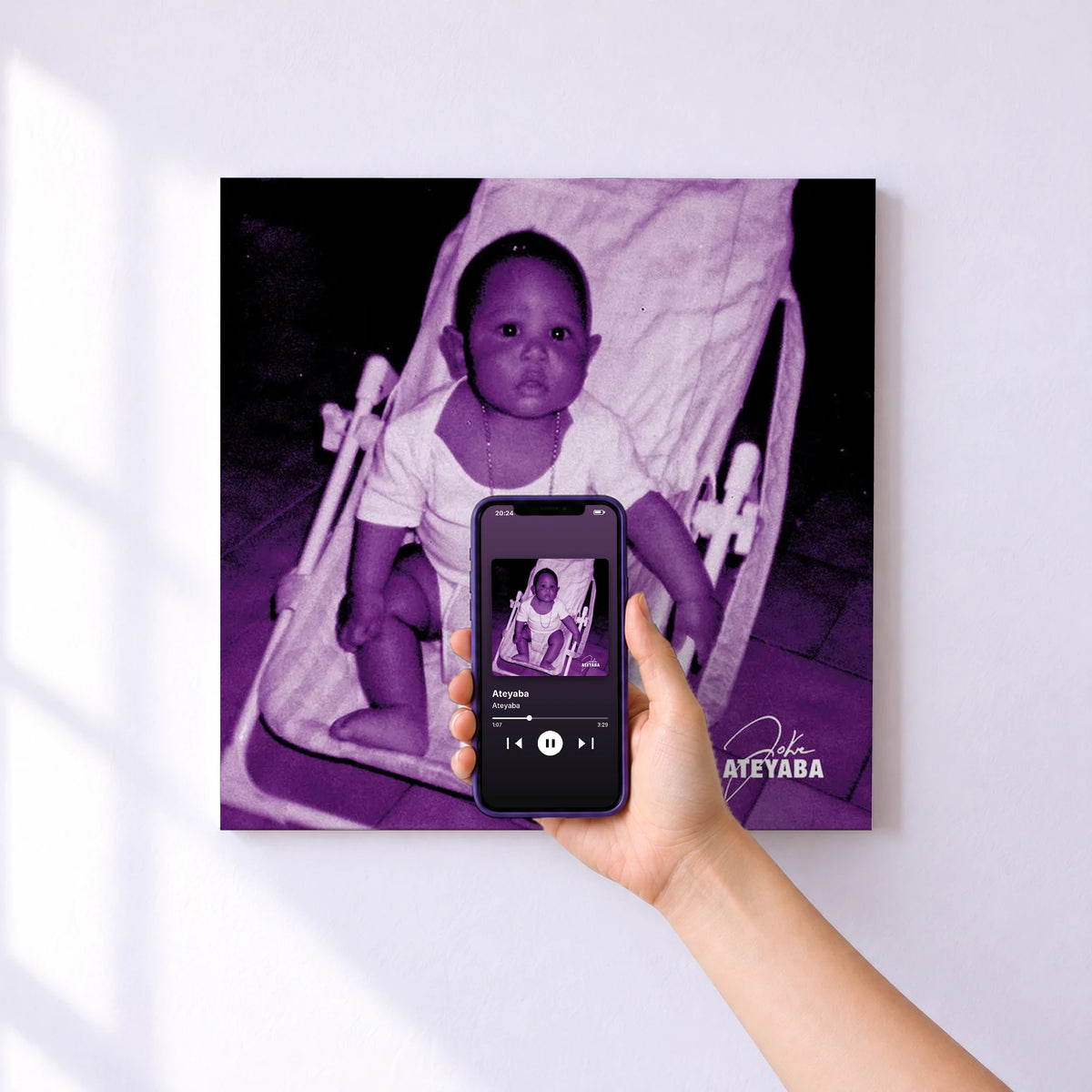 Affiche connectée Ateyaba de Ateyaba au mur : l'album se lance en approchant le téléphone