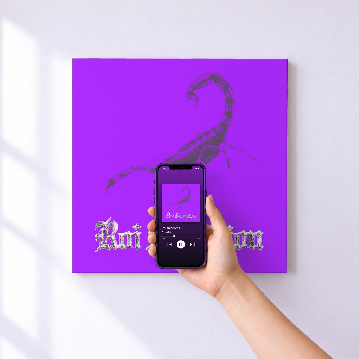 Affiche connectée Roi Scorpion de Ateyaba au mur : l'album se lance en approchant le téléphone
