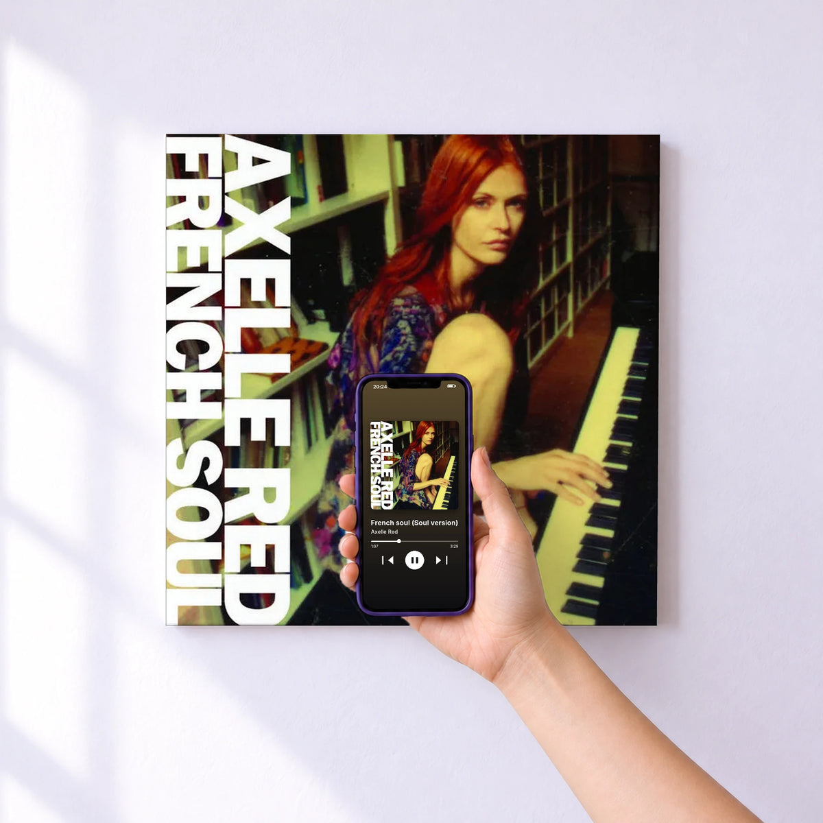 Affiche connectée French soul (Soul version) de Axelle Red au mur : l'album se lance en approchant le téléphone