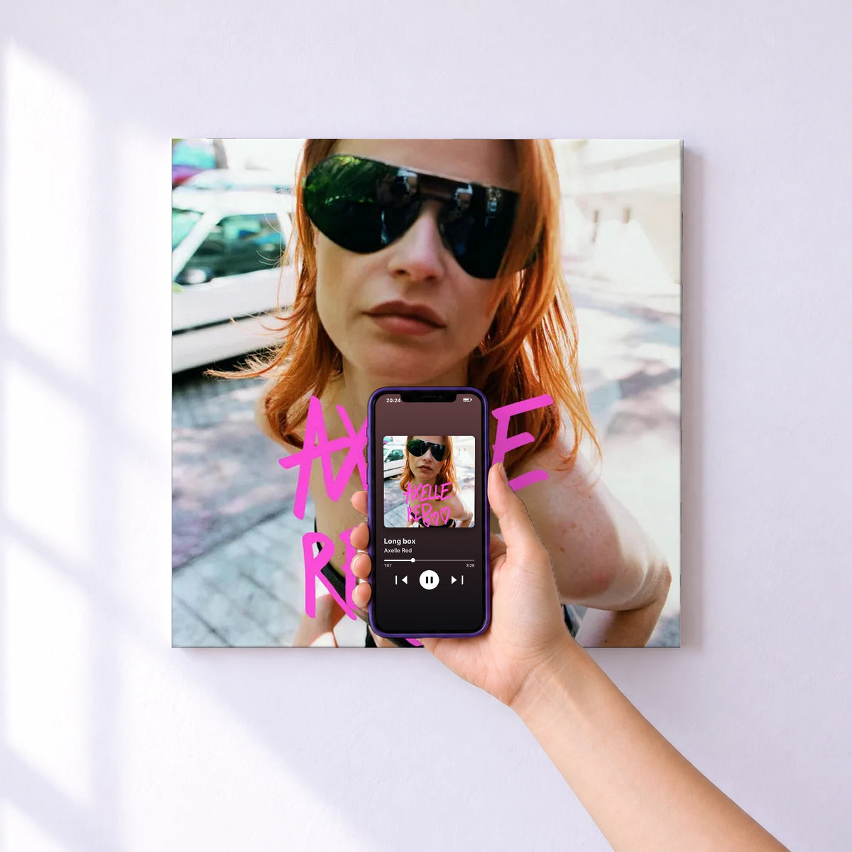 Affiche connectée Long box de Axelle Red au mur : l'album se lance en approchant le téléphone