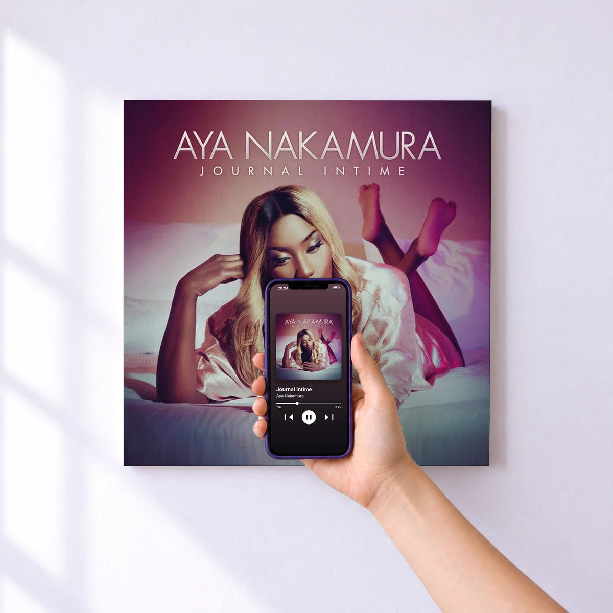 Affiche connectée Journal intime de Aya Nakamura au mur : l'album se lance en approchant le téléphone
