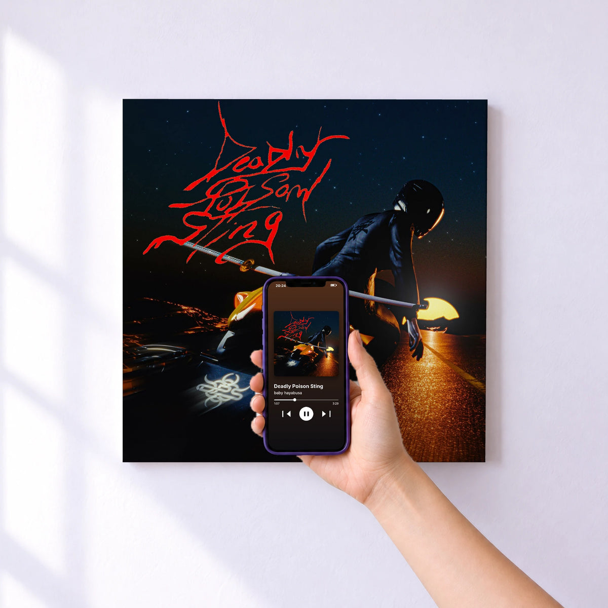 Affiche connectée Deadly Poison Sting de baby hayabusa au mur : l'album se lance en approchant le téléphone