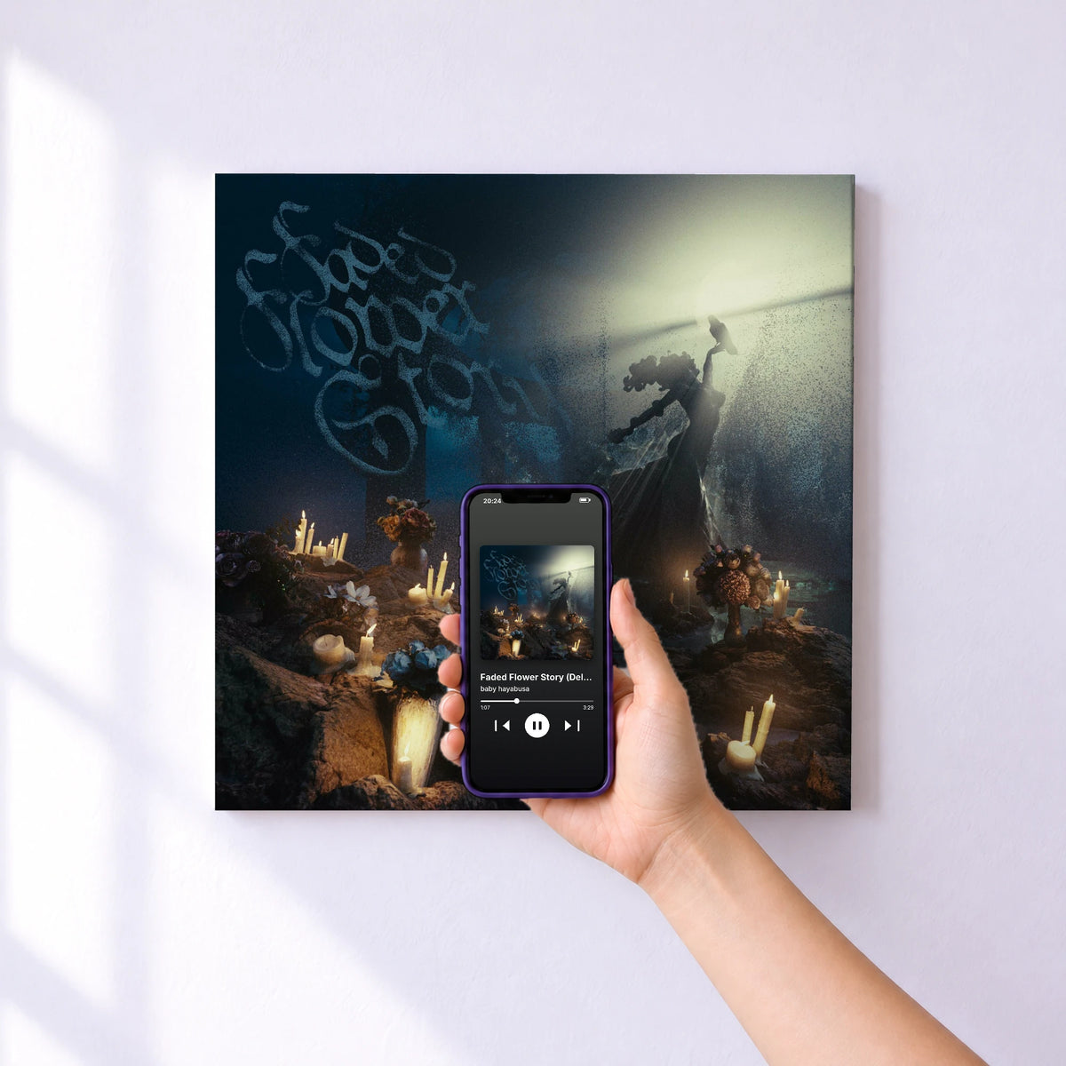 Affiche connectée Faded Flower Story (Deluxe) de baby hayabusa au mur : l'album se lance en approchant le téléphone