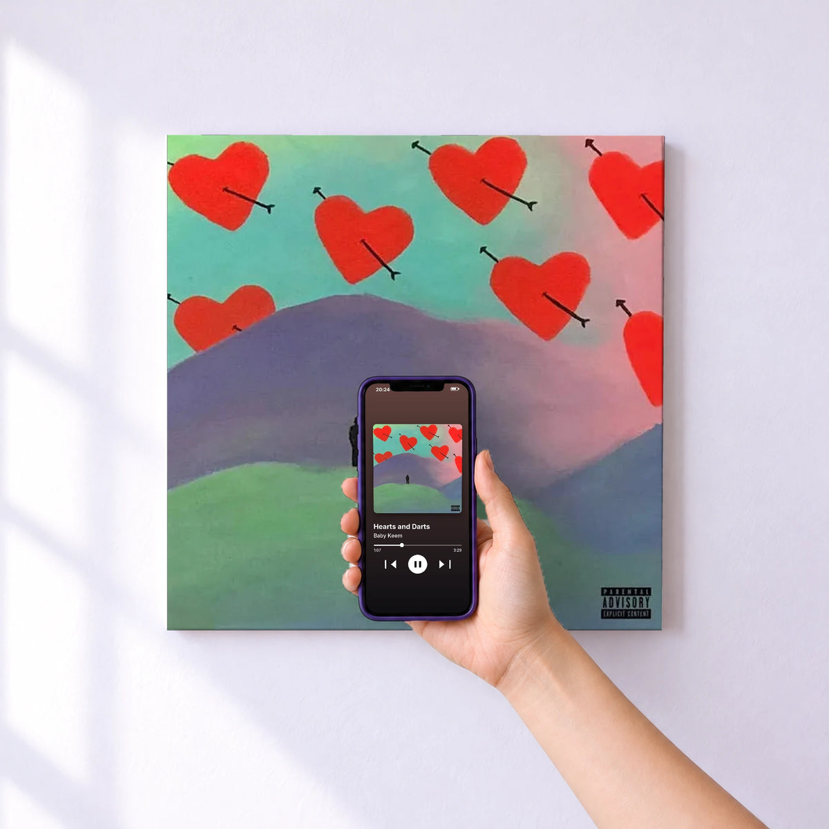 Affiche connectée Hearts and Darts de Baby Keem au mur : l'album se lance en approchant le téléphone