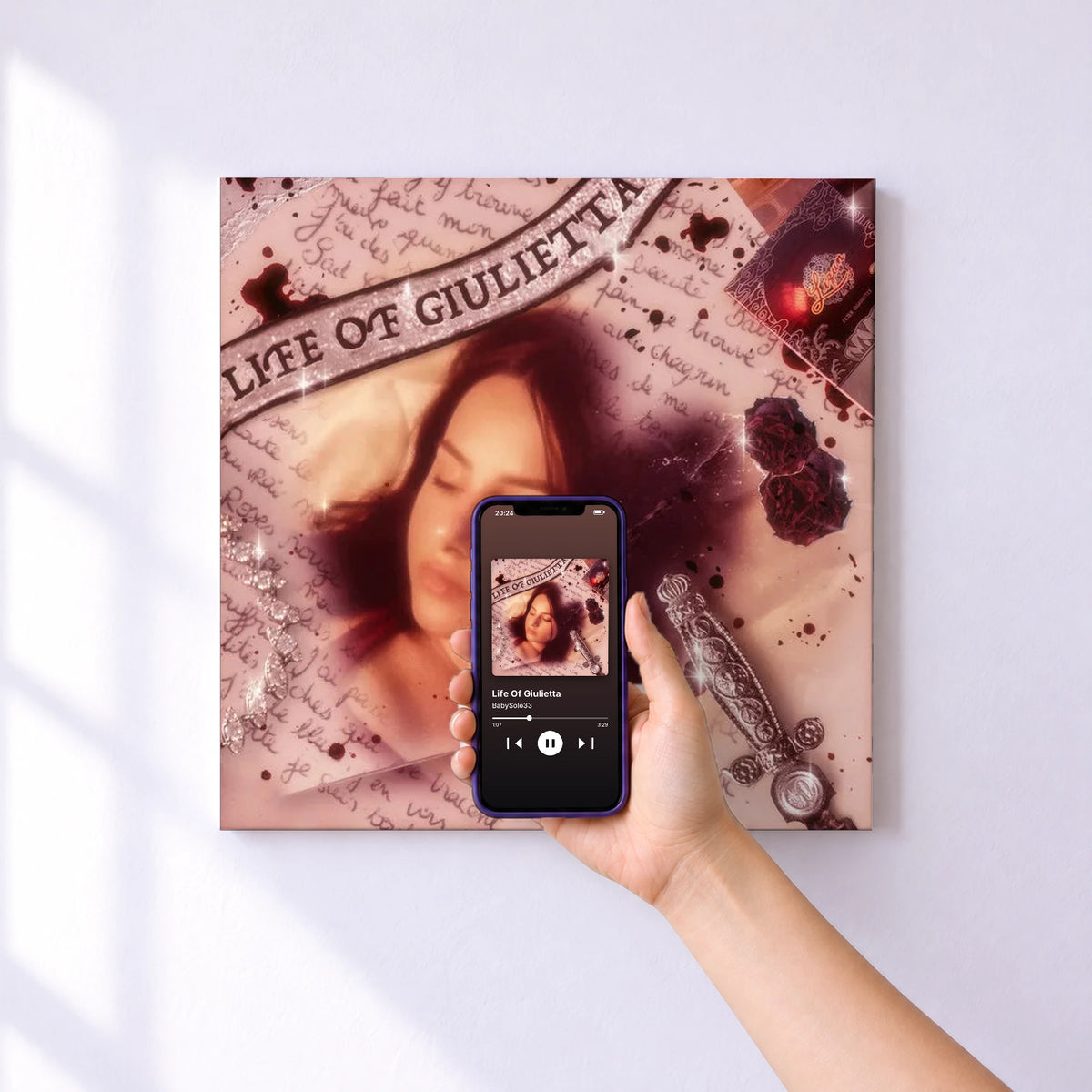 Affiche connectée Life Of Giulietta de BabySolo33 au mur : l'album se lance en approchant le téléphone